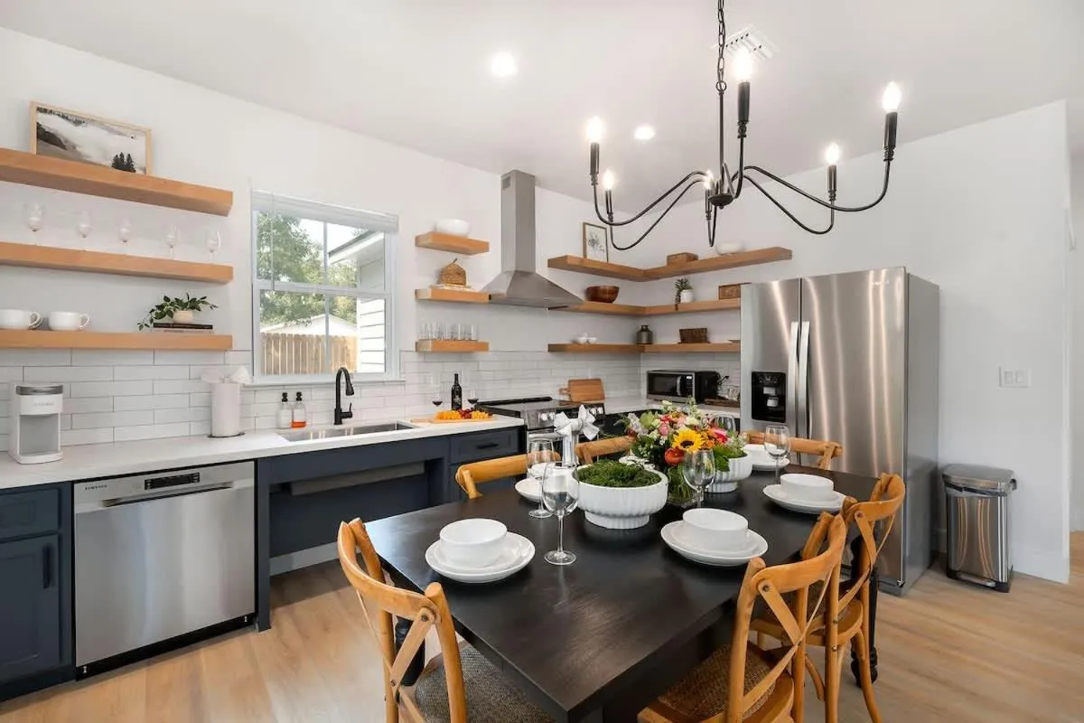 Dining area in Southern Vine Sip and Stay Combo