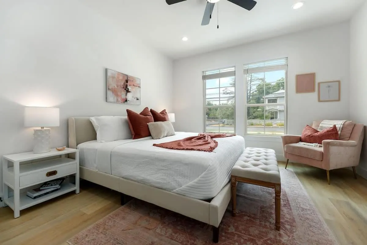 Bed in Southern Vine Sip and Stay Combo
