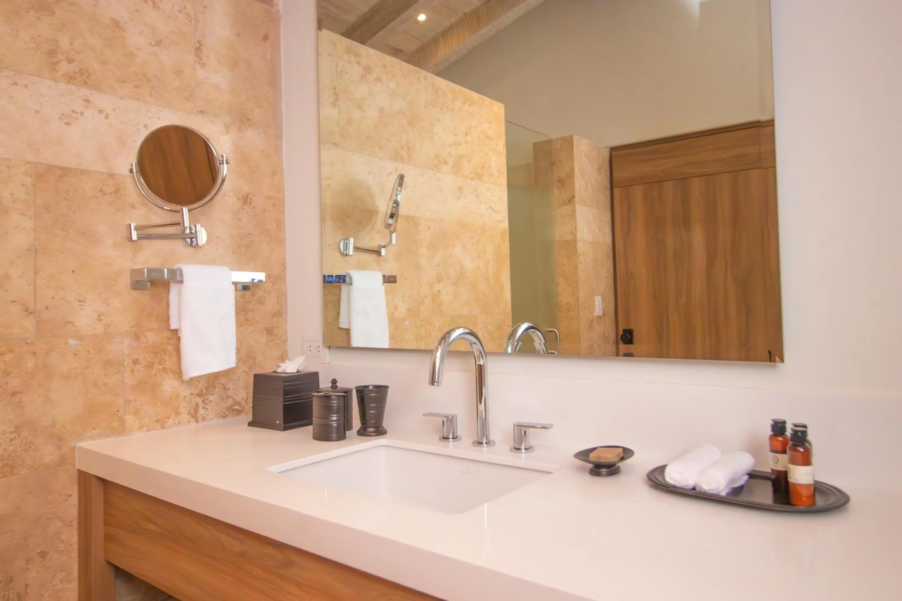 Toilet in Hotel Vinícola Parvada by Lumina