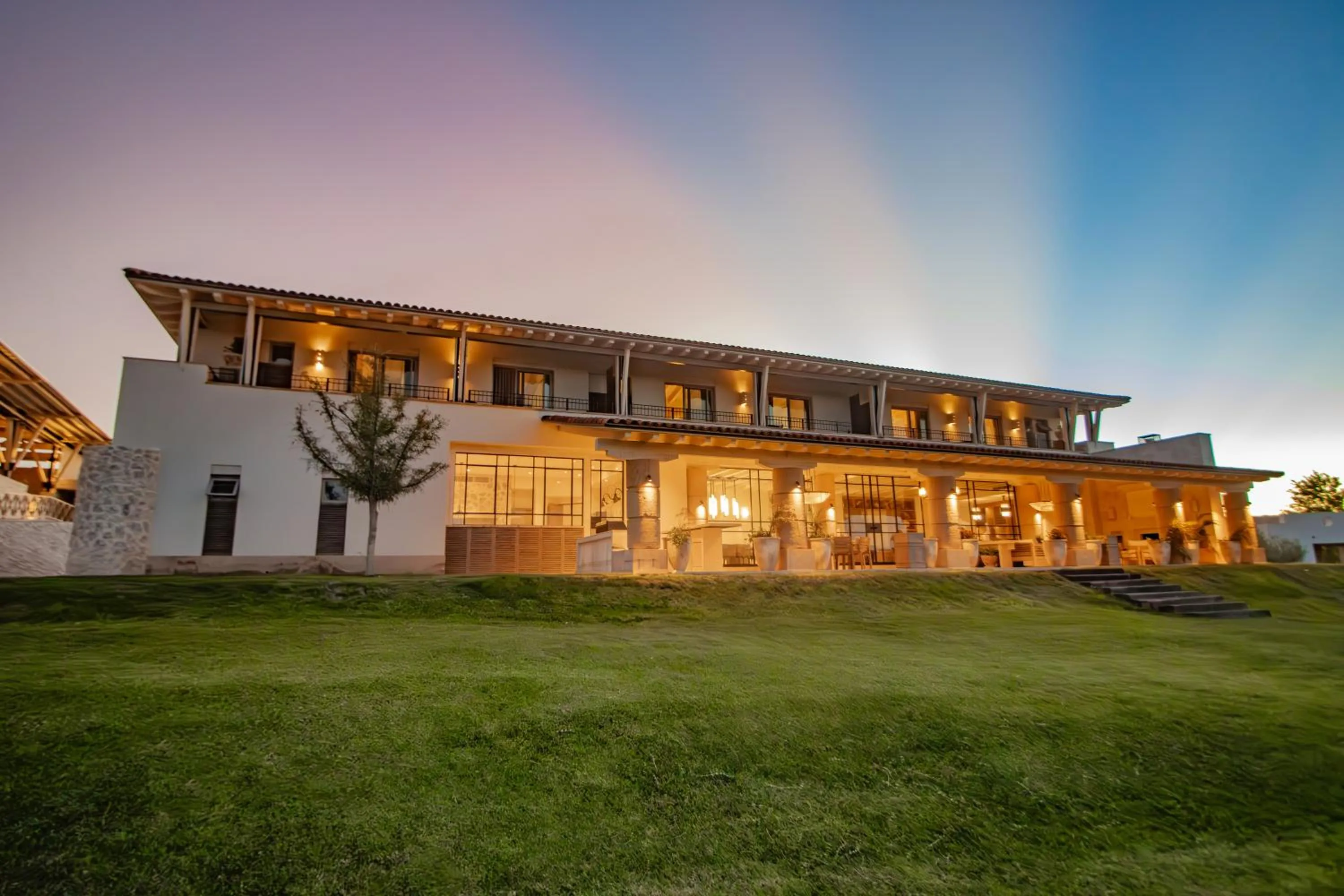 Property building in Hotel Vinícola Parvada by Lumina