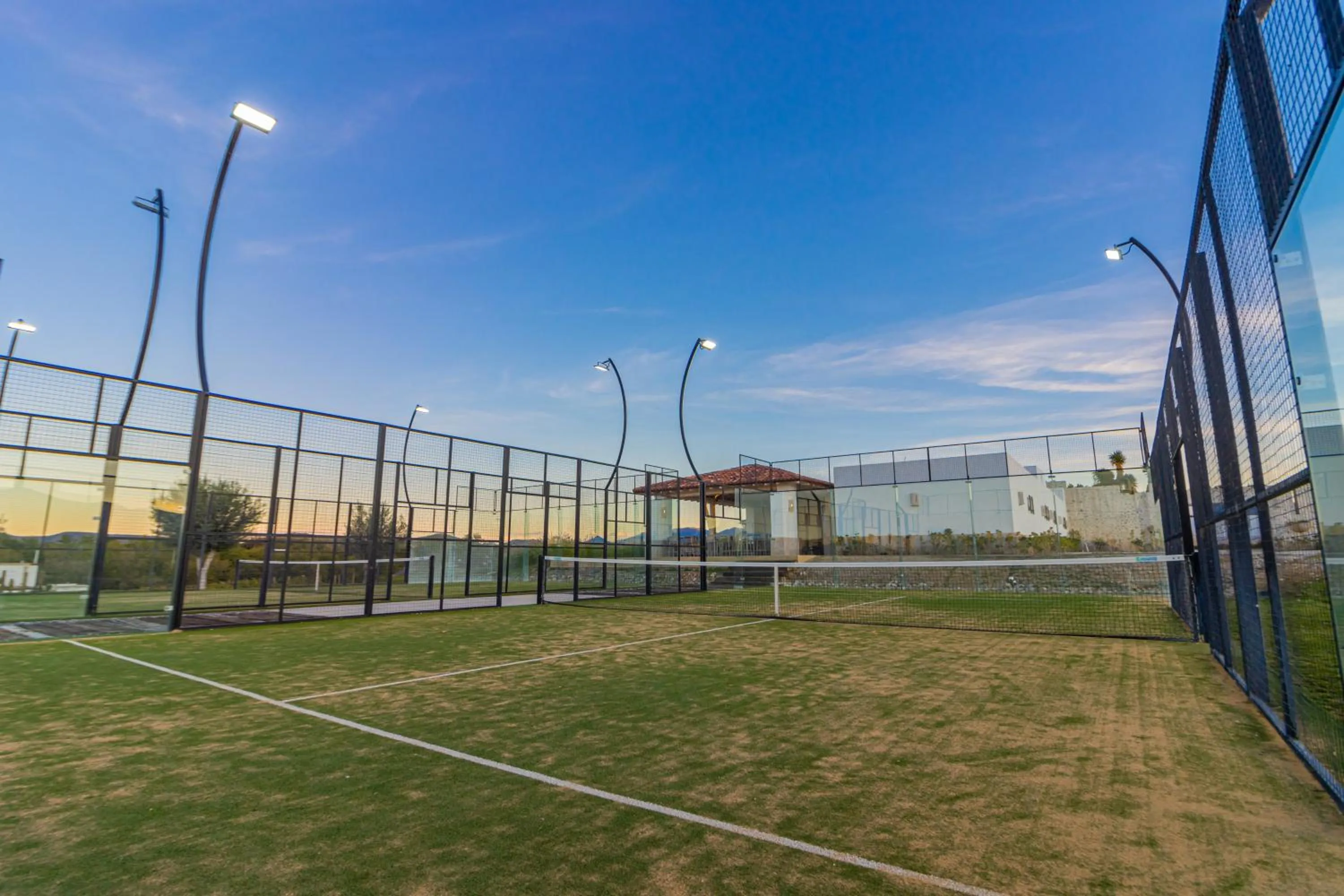 Tennis court in Hotel Vinícola Parvada by Lumina