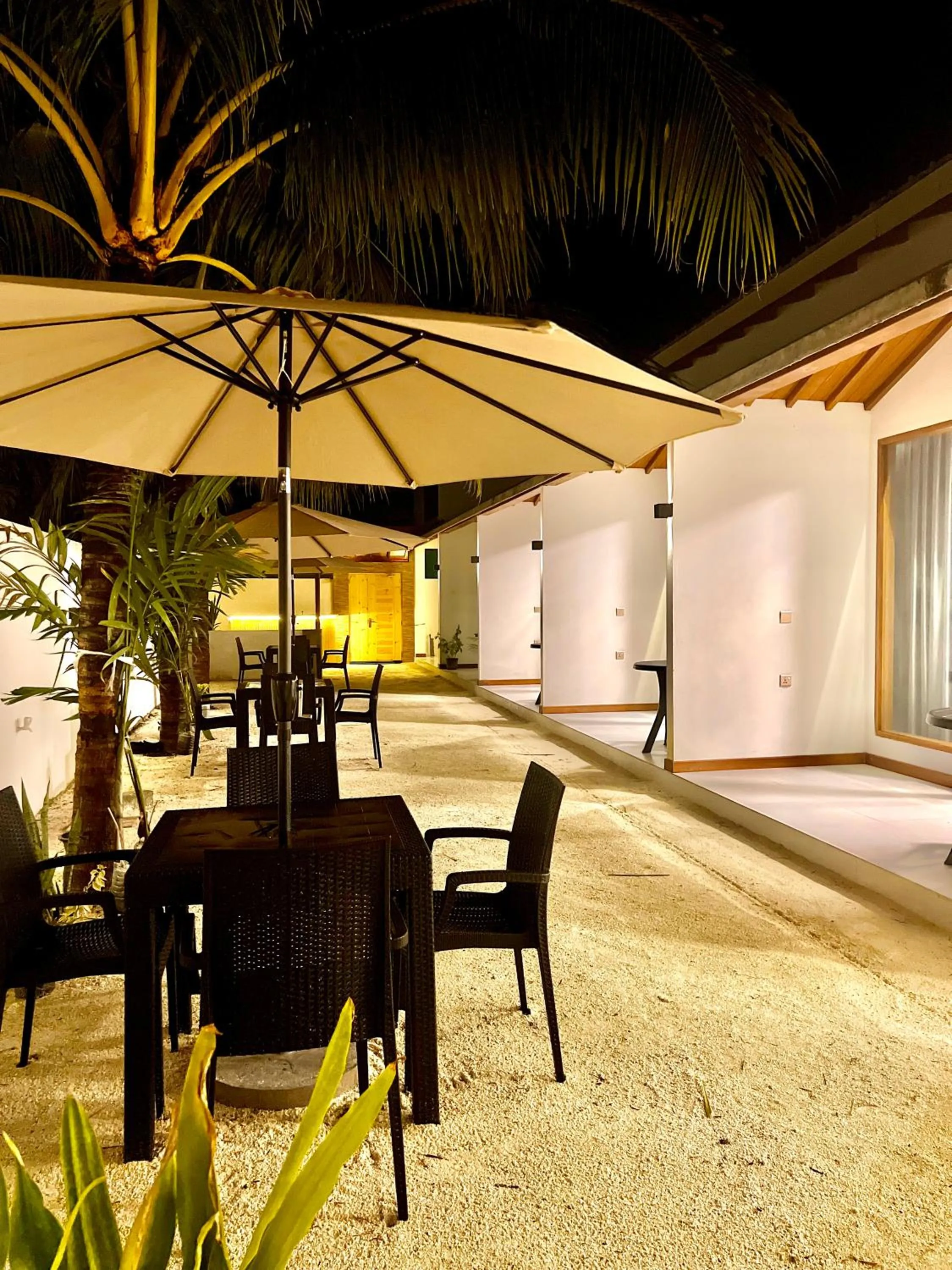 Restaurant/places to eat in Vilu Residence