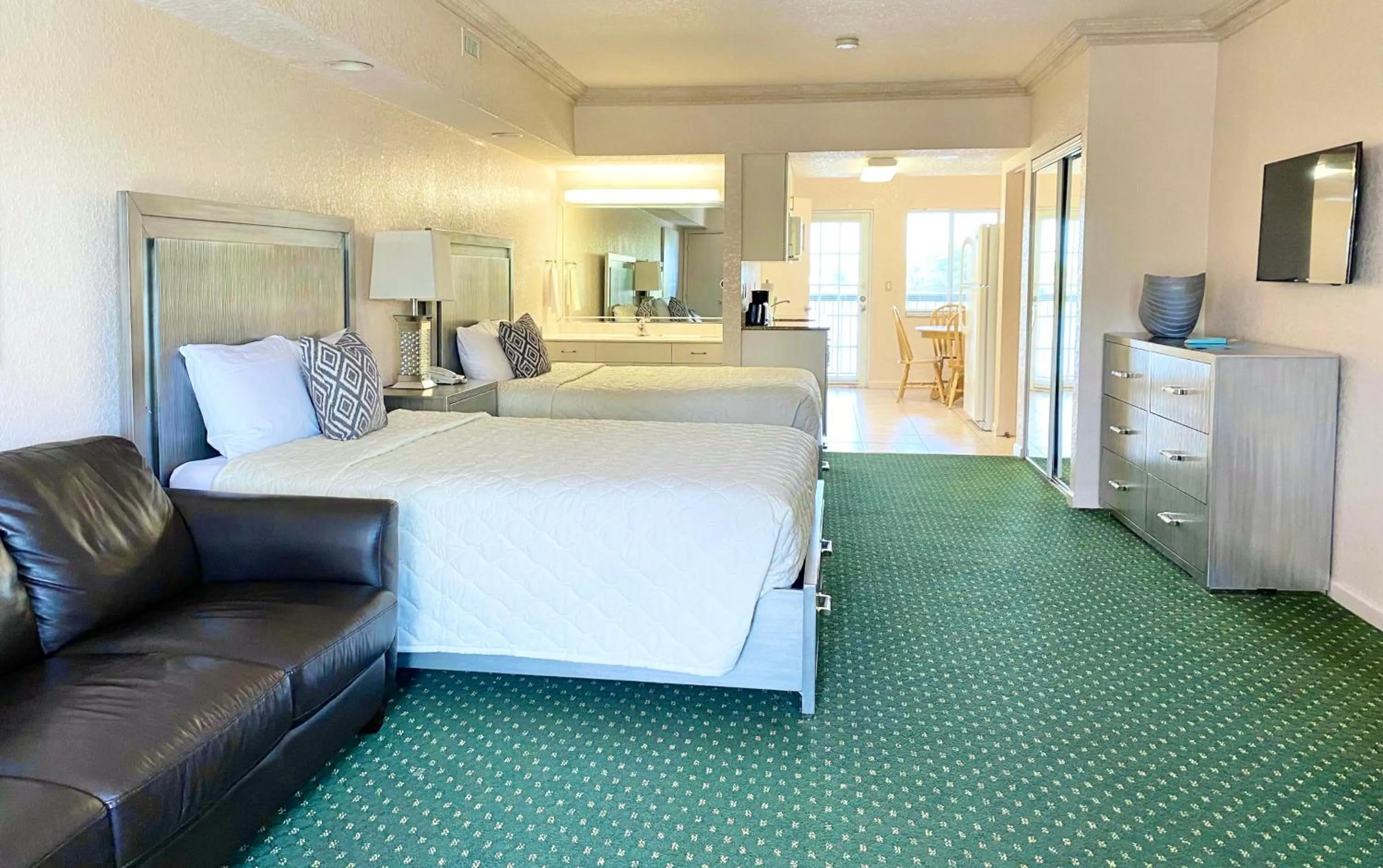 Photo of the whole room, Bed in Royal Inn Hotel