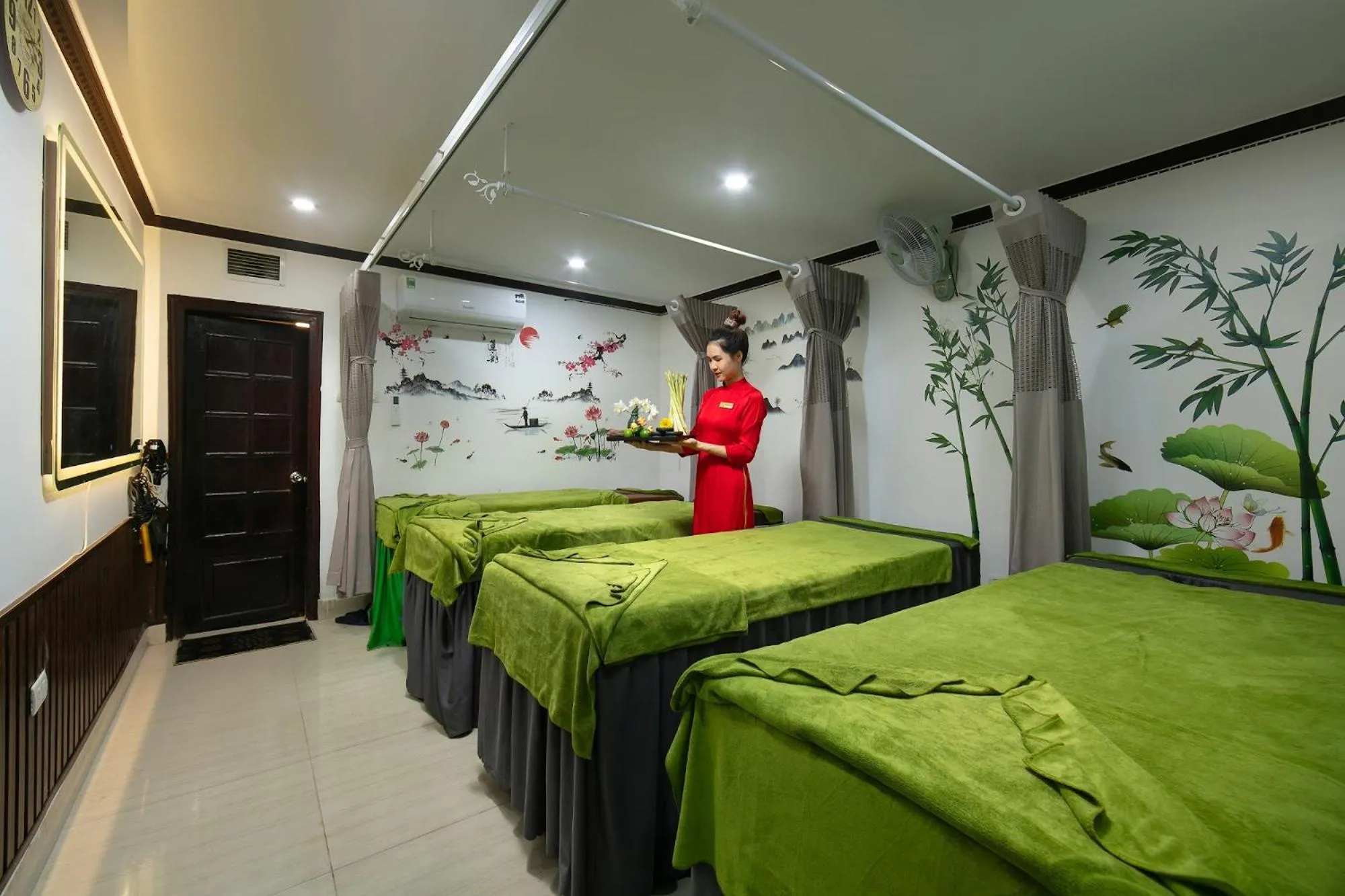 People, Bed in Silk Hanoi Moment Hotel & Spa - Hanoi Old Quarter