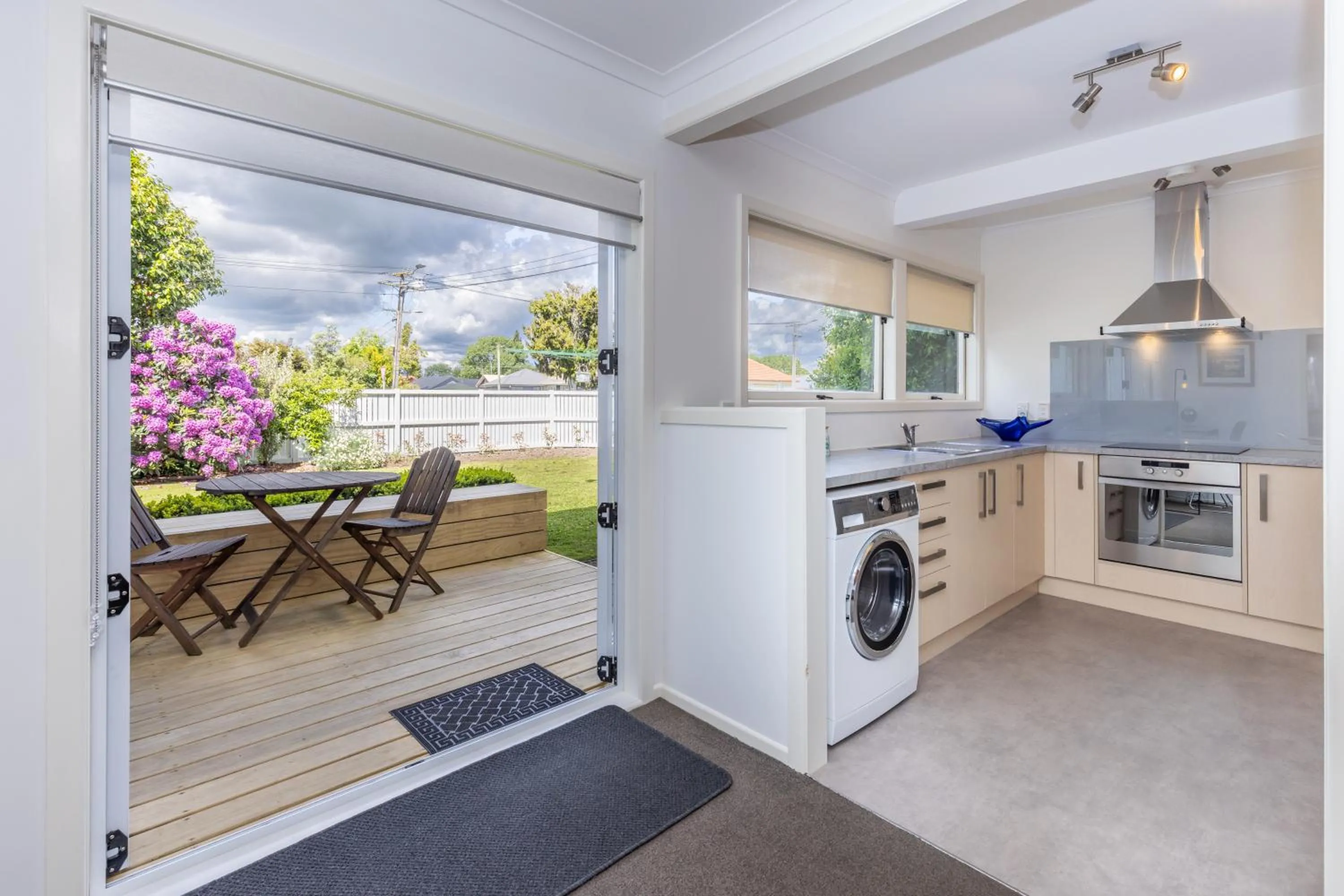 2 Bedroom Home away from Home near CBD & private parking