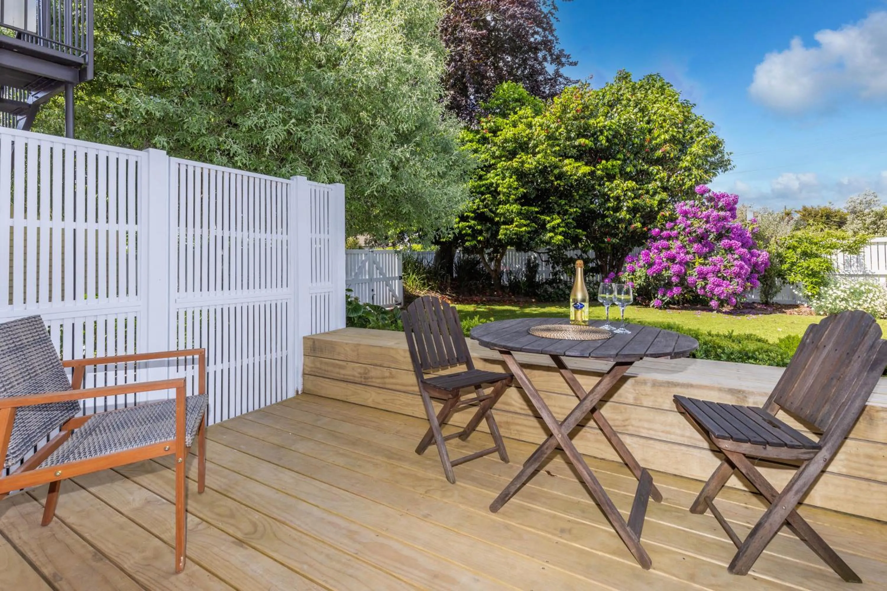 2 Bedroom Home away from Home near CBD & private parking