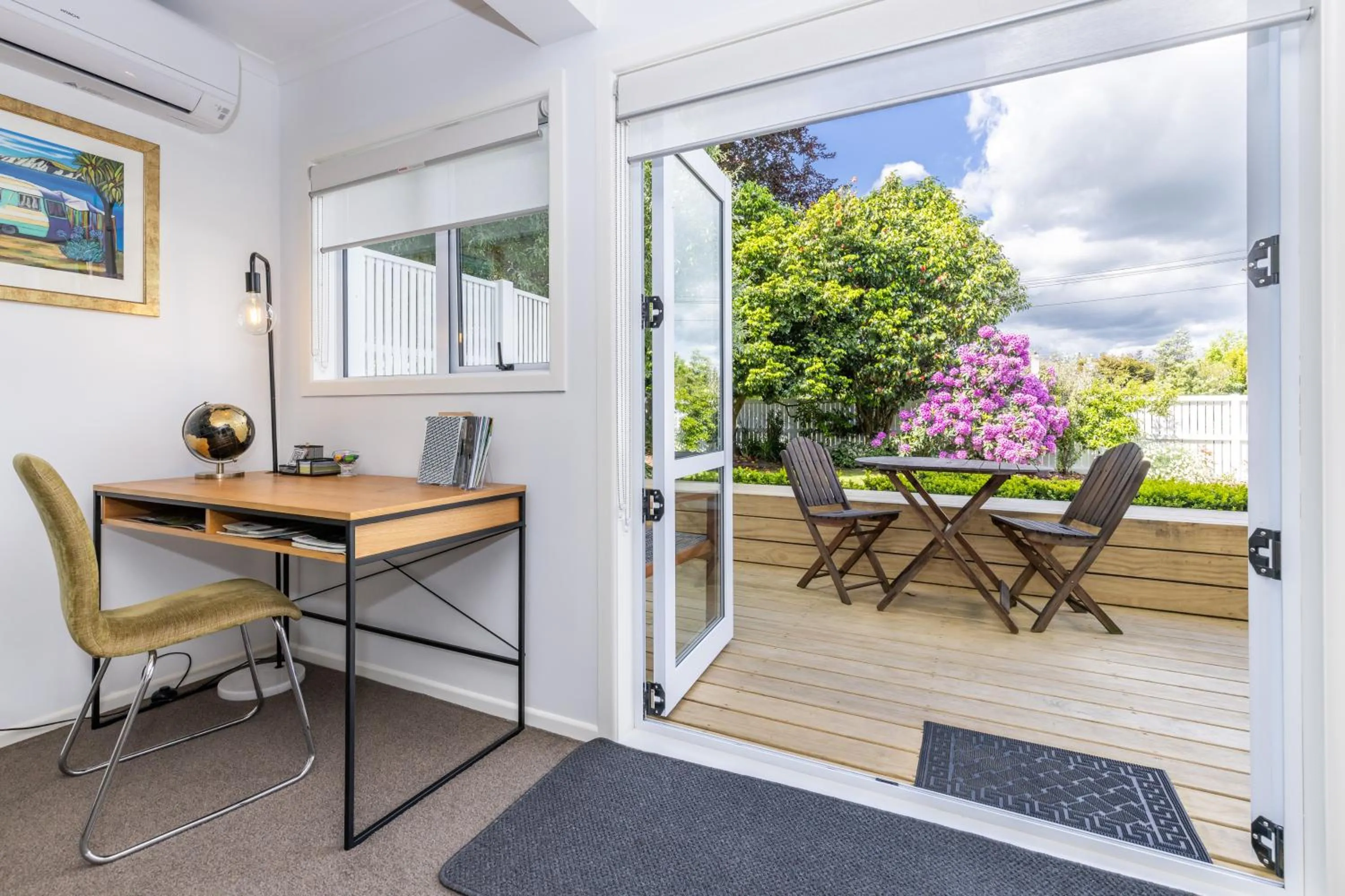 2 Bedroom Home away from Home near CBD & private parking