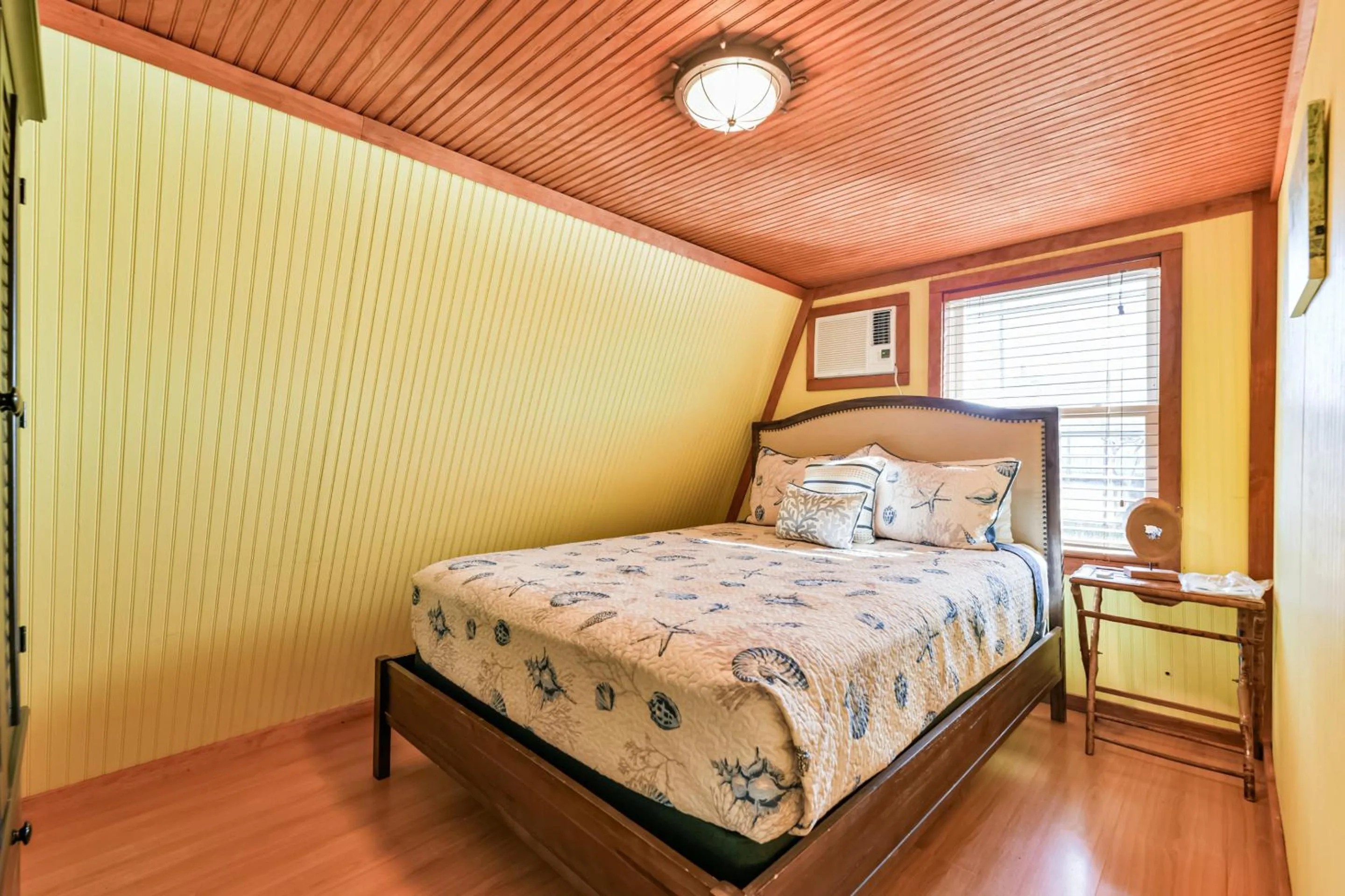 Property building, Bed in Hello Sunshine