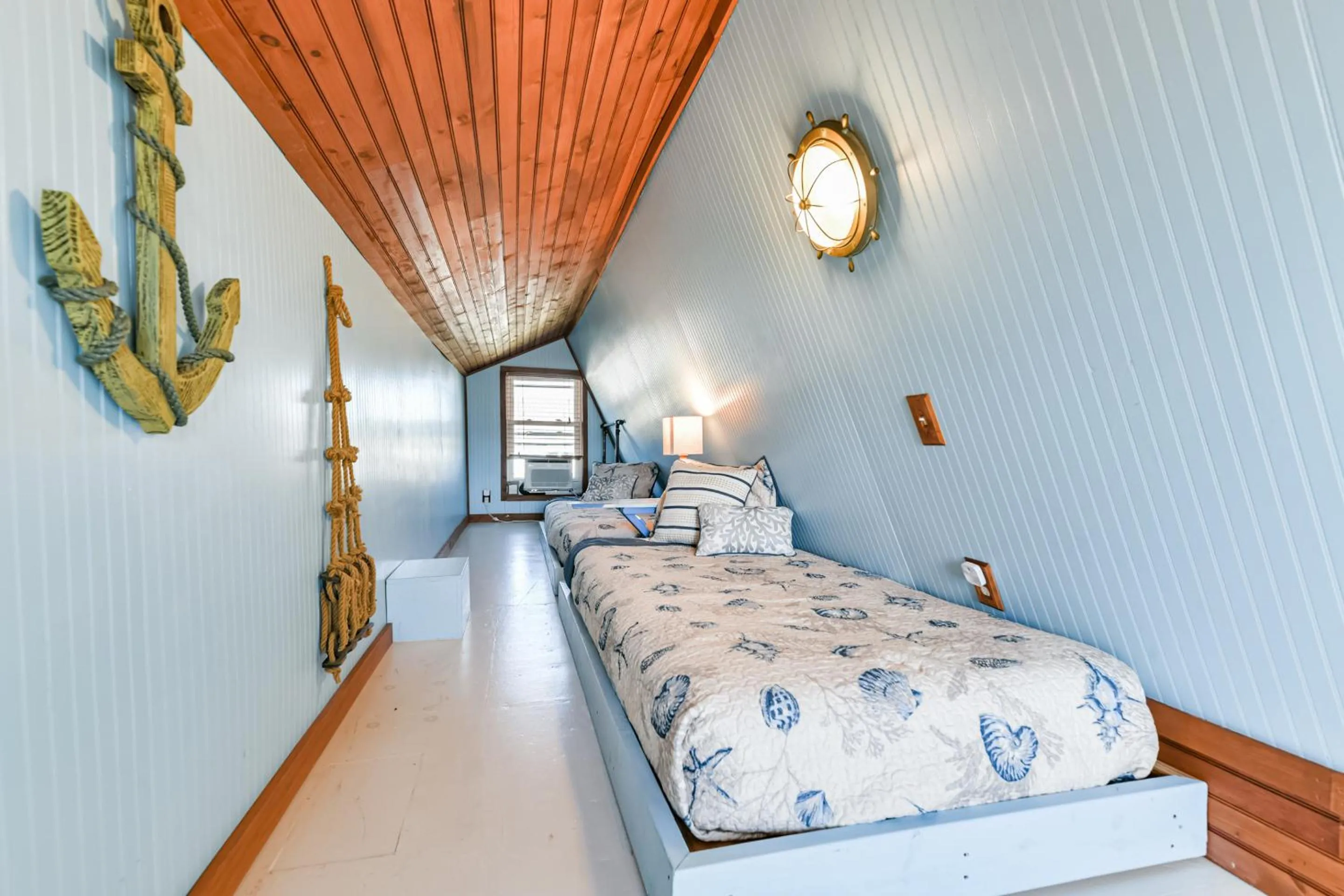 Property building, Bed in Hello Sunshine