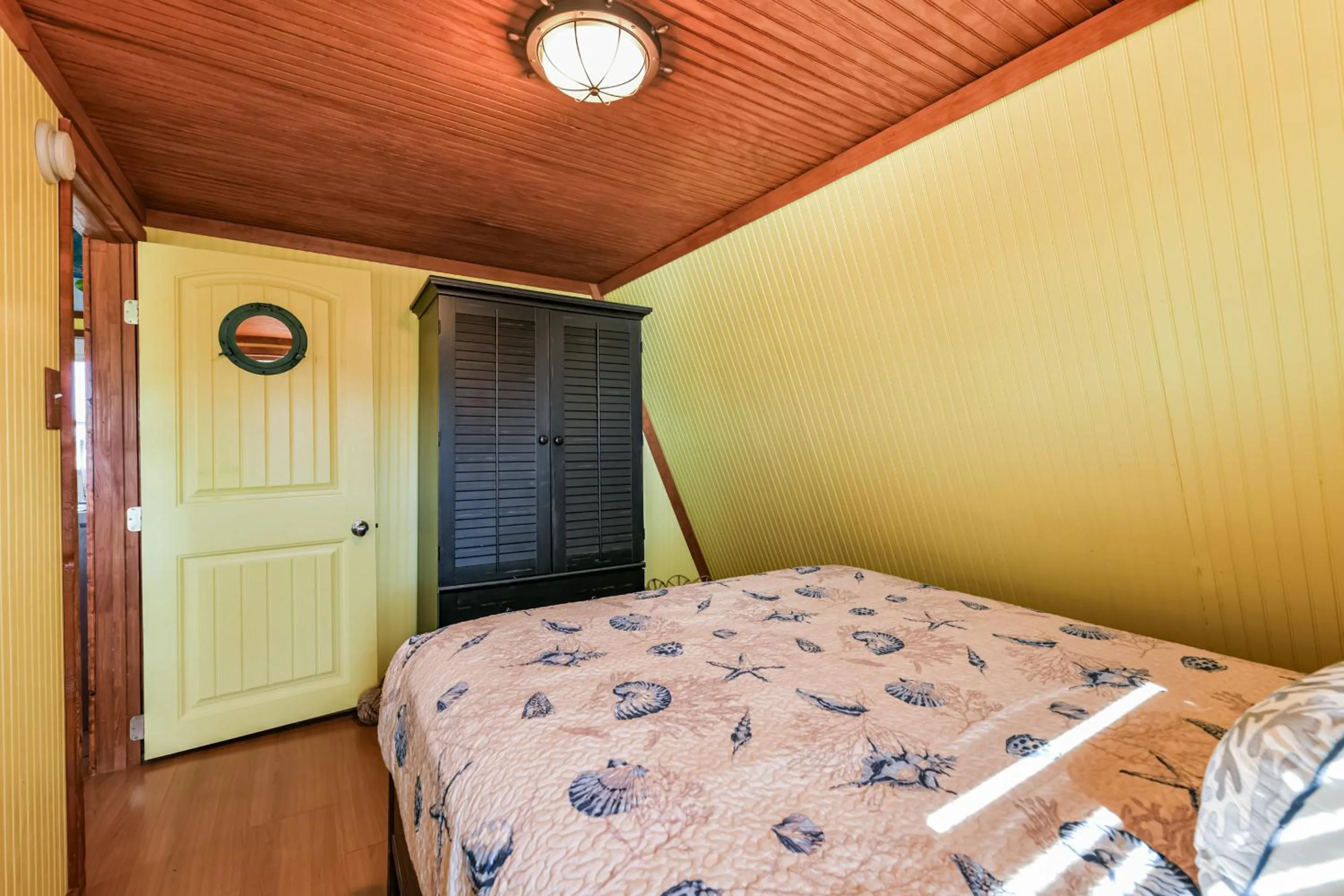 Property building, Bed in Hello Sunshine