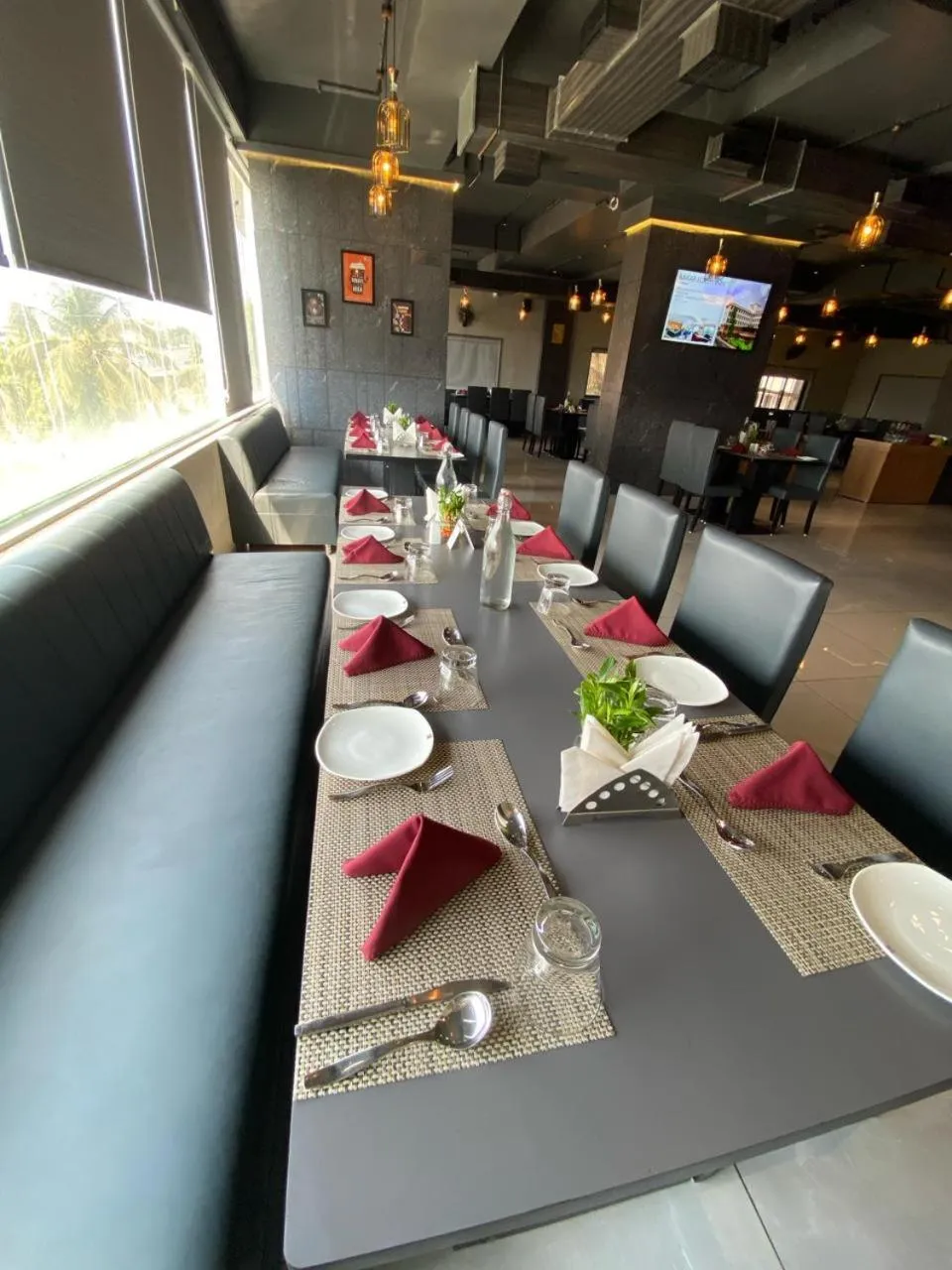 Restaurant/places to eat in Lords Eco Inn Navsari