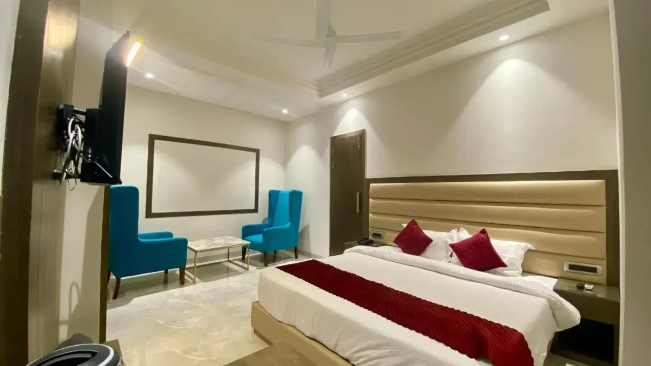 Bedroom, Bed in LUXE RESORTS - CENTRALLY HEATED AIR CONDITIONED HOTEL in THE HEART OF KASAULI Bedroom, Bed in LUXE RESORTS - CENTRALLY HEATED AIR CONDITIONED HOTEL in THE HEART OF KASAULI