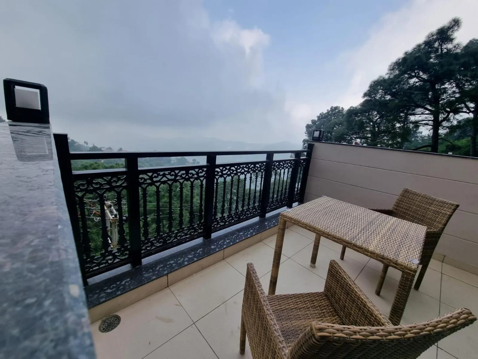 LUXE RESORTS - CENTRALLY HEATED AIR CONDITIONED HOTEL in THE HEART OF KASAULI