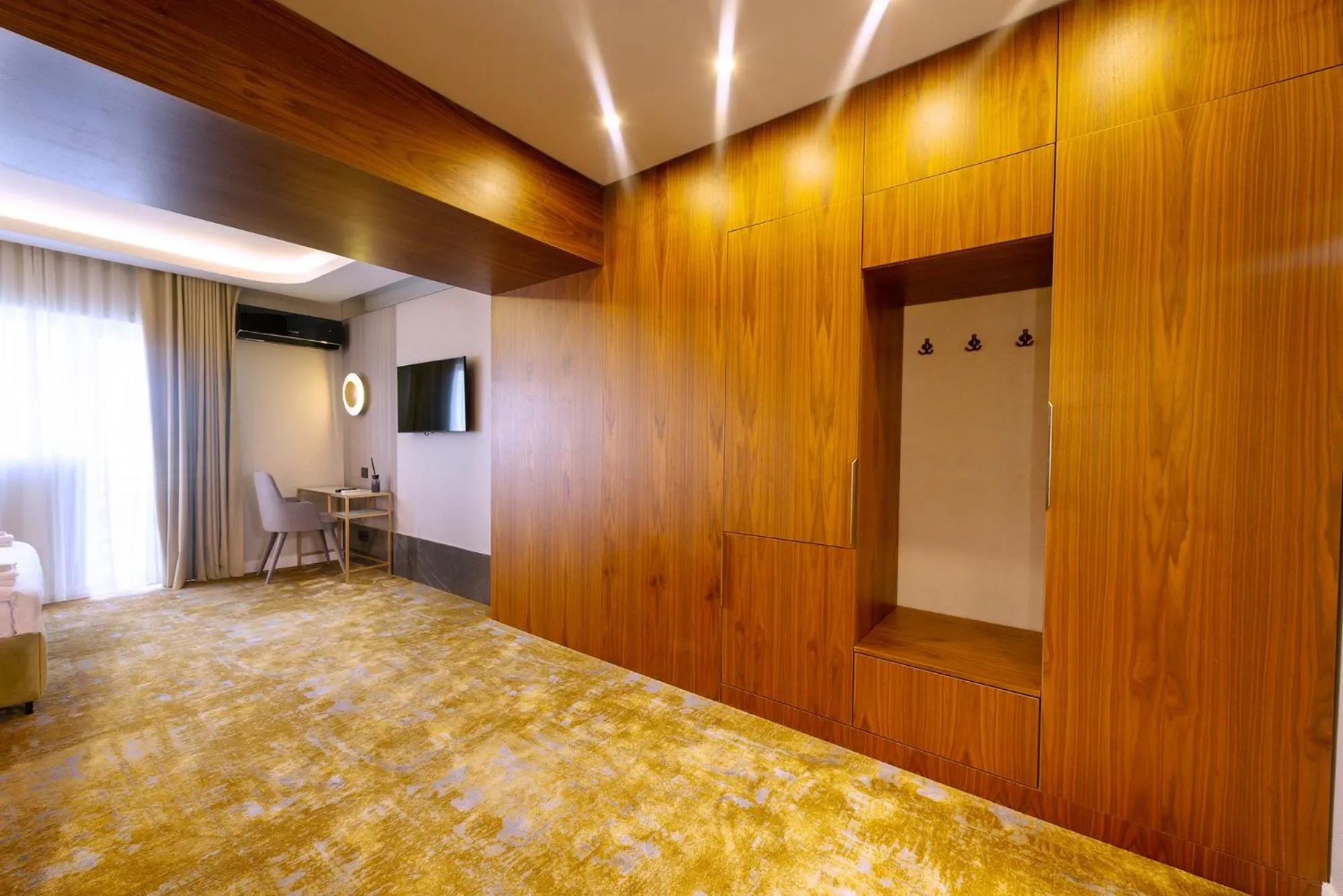 wardrobe, Bed in Yasu Luxury Rooms