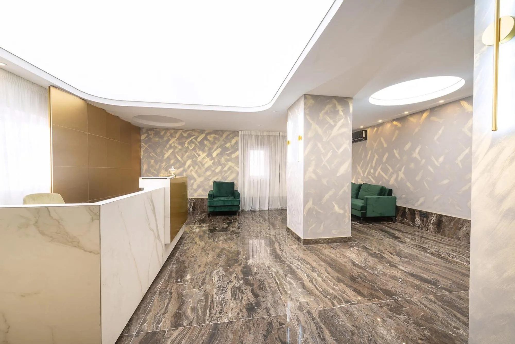 Communal lounge/ TV room in Yasu Luxury Rooms