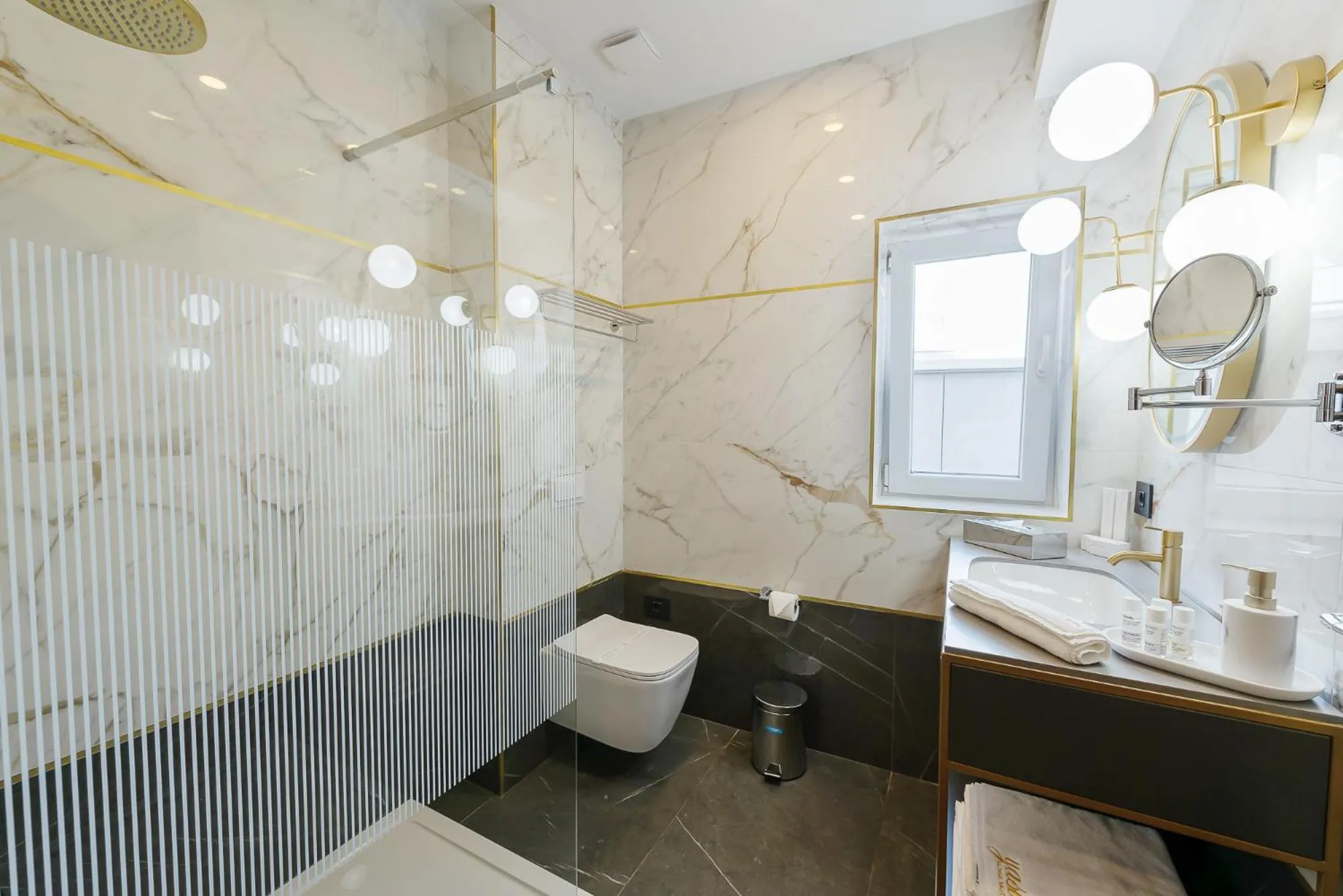 Shower in Yasu Luxury Rooms