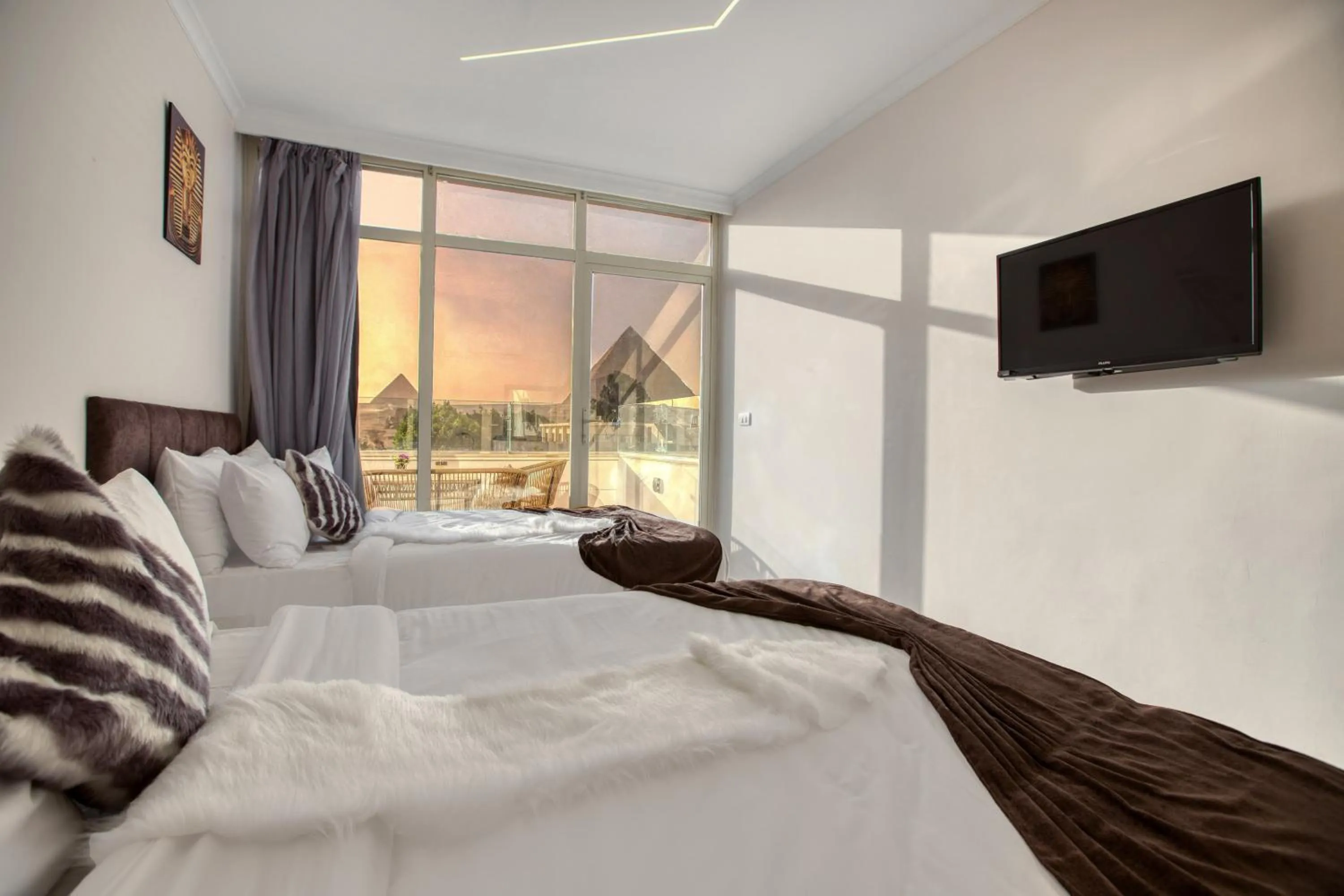 Quadruple Room with Balcony - Pyramids View in Tree Lounge Pyramids View INN , Sphinx Giza