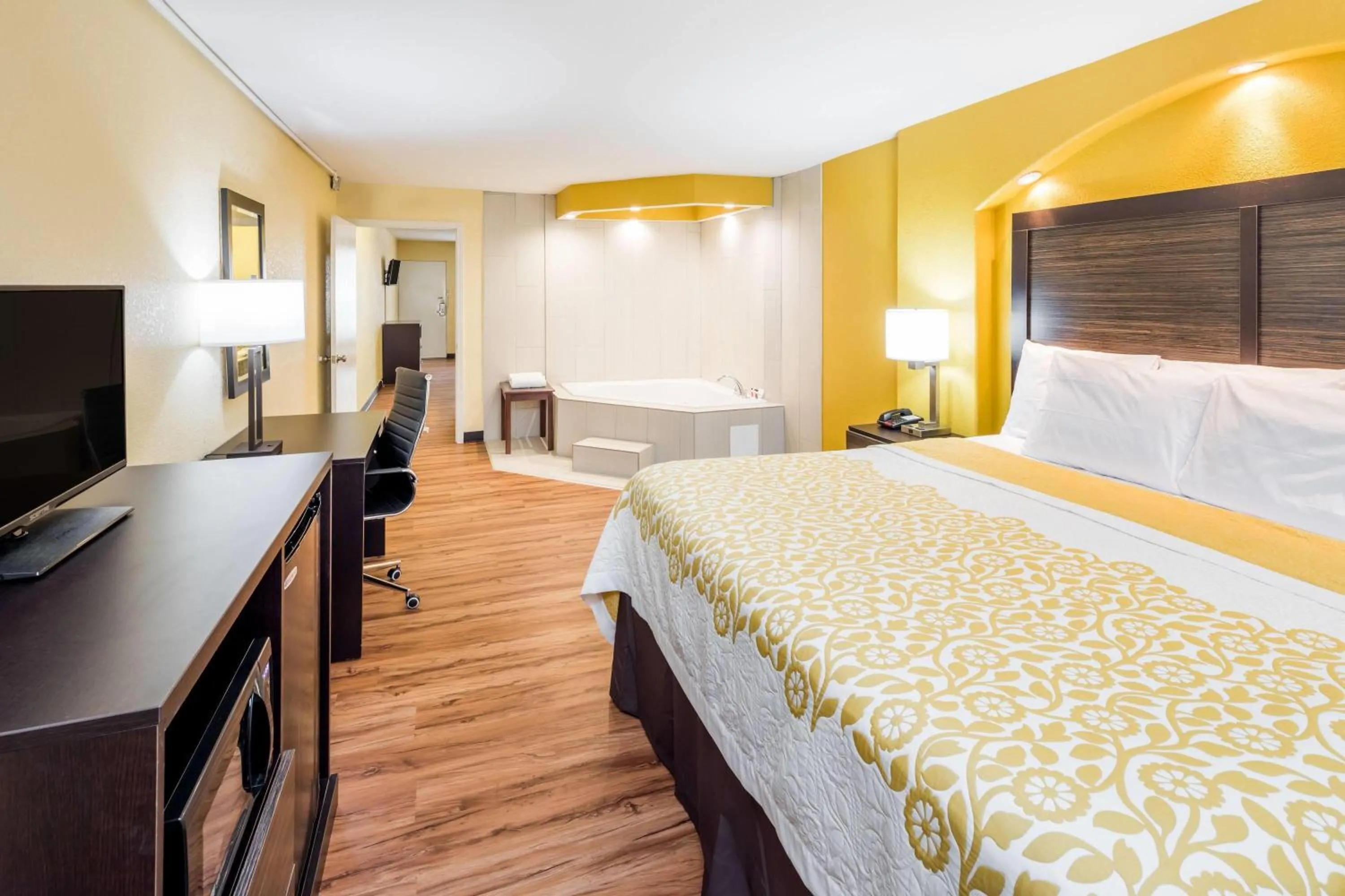 Bath, Bed in Days Inn by Wyndham Madison