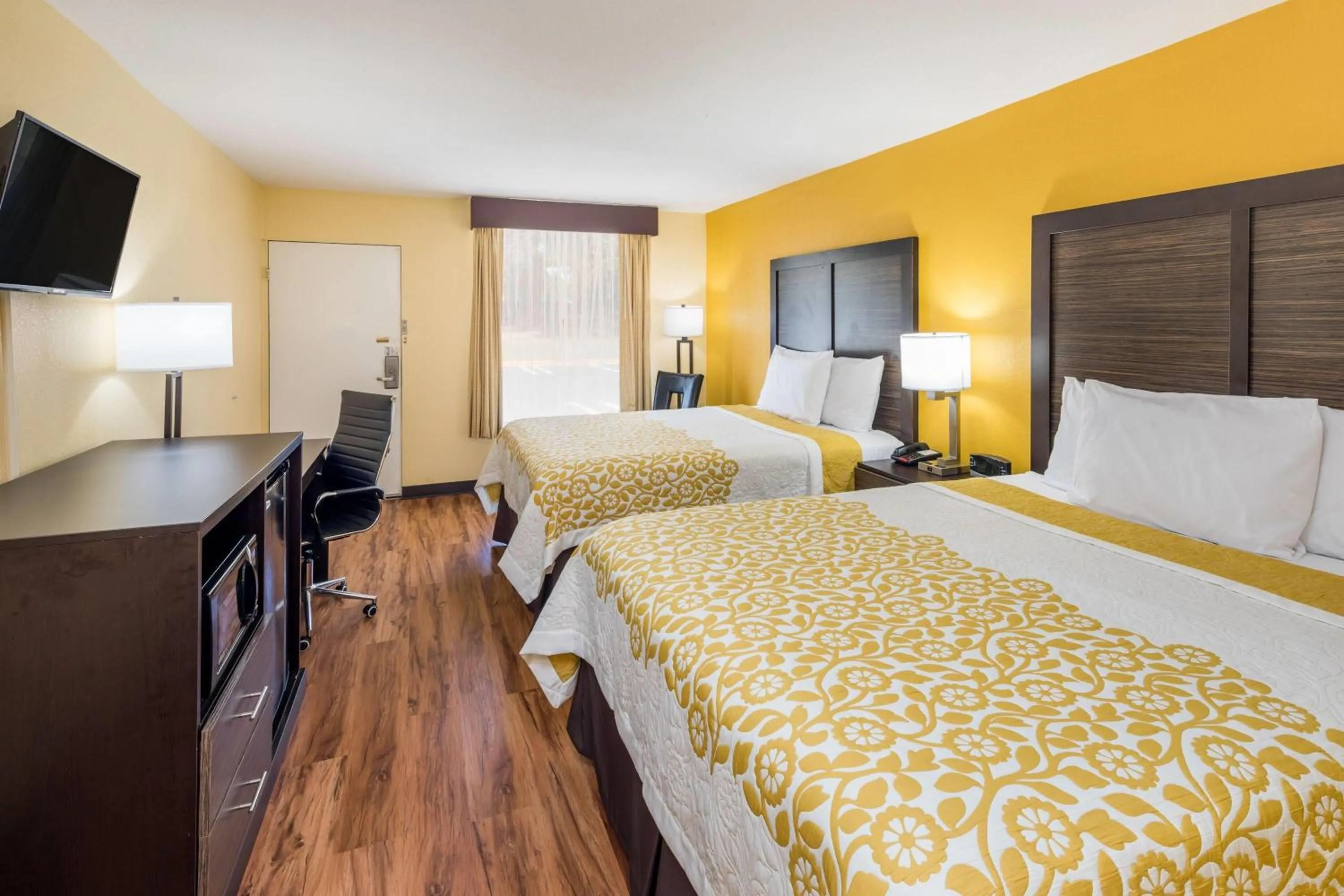 Photo of the whole room, Bed in Days Inn by Wyndham Madison