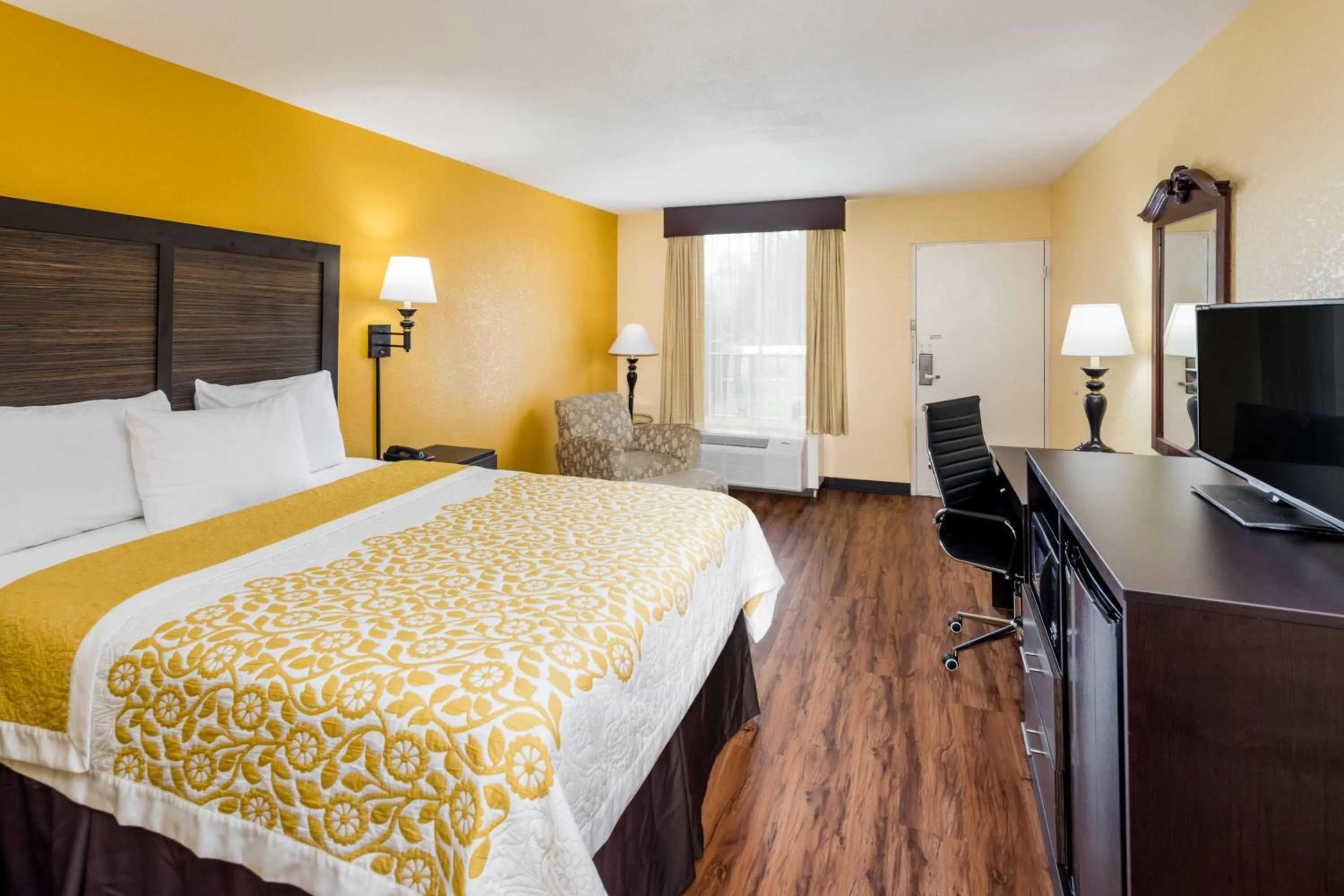 Photo of the whole room, Bed in Days Inn by Wyndham Madison
