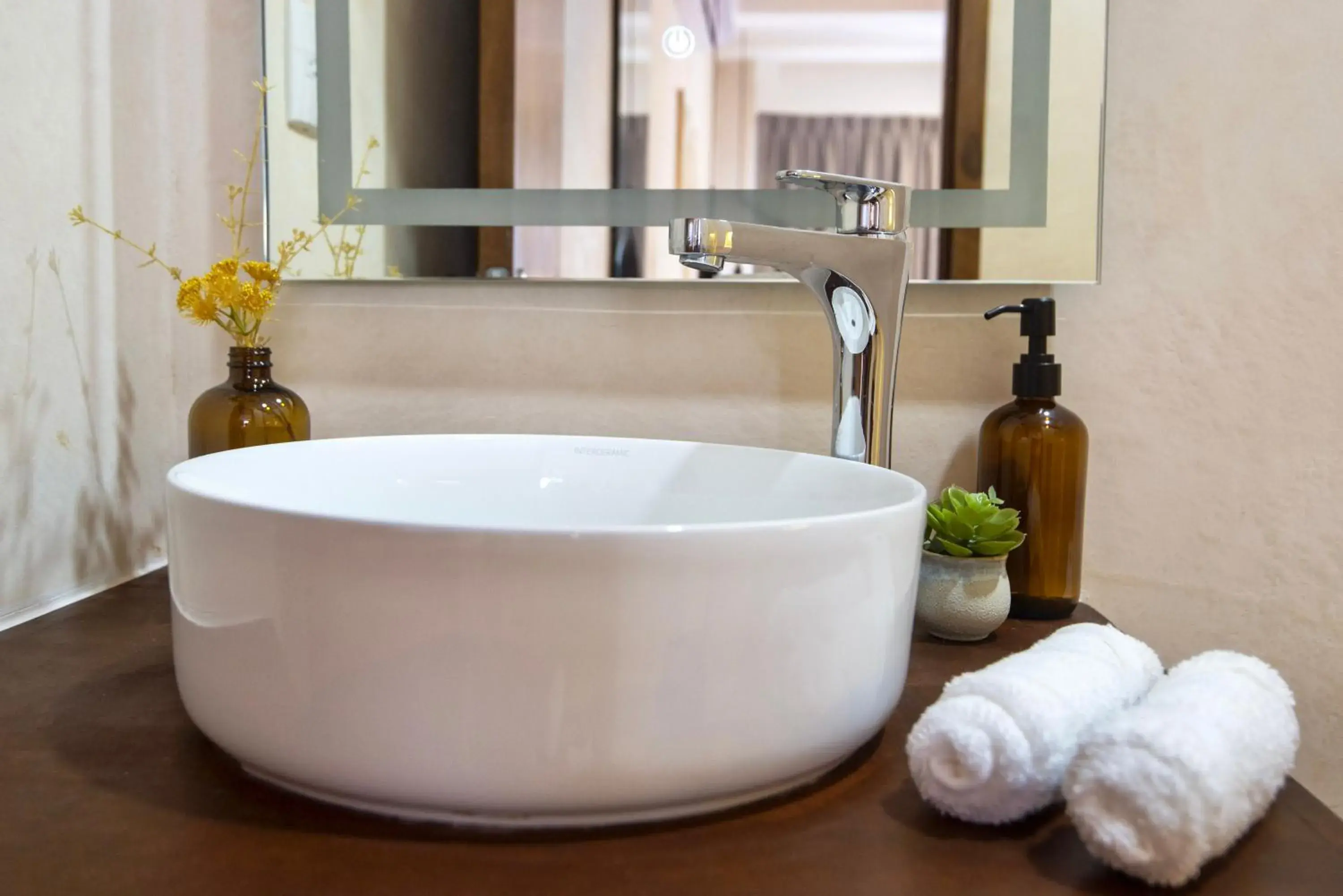 Queen Room with Balcony - single occupancy in Casa Ita Surf - Adults Only Queen Room with Balcony - single occupancy in Casa Ita Surf - Adults Only