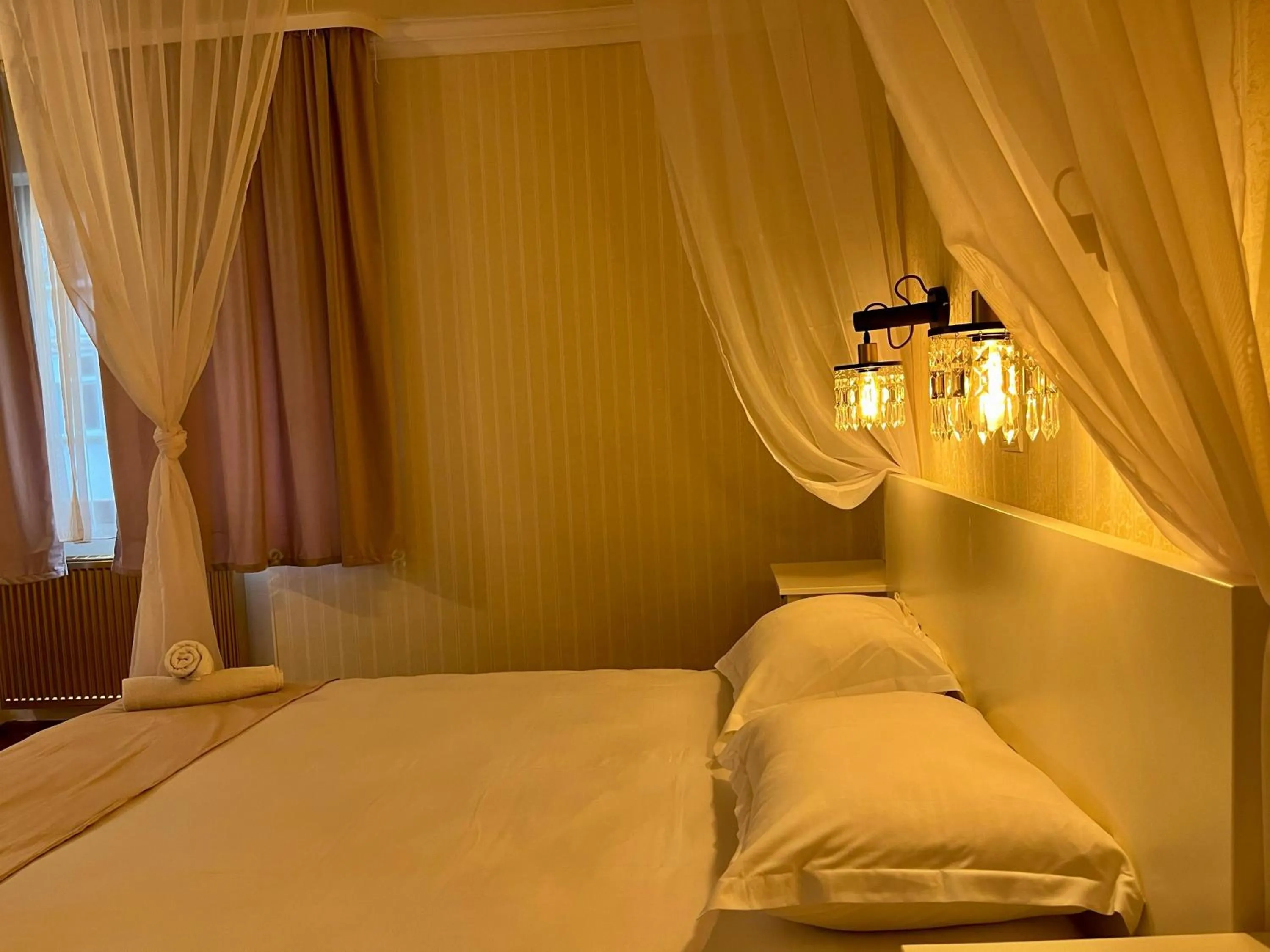 Bed in Cozy Hideout - Condo Hotel