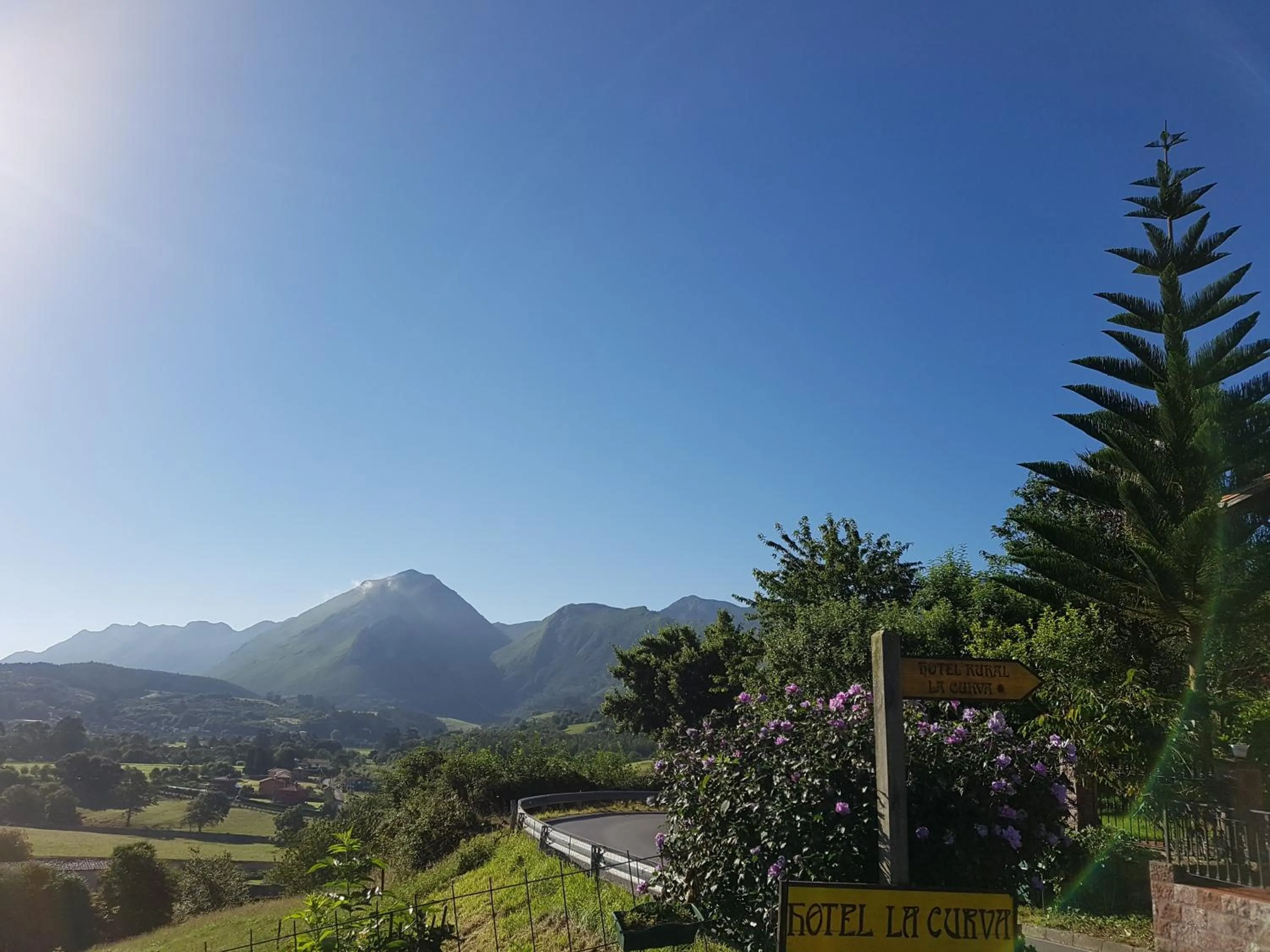 Mountain view in Hotel La Curva Ribadesella PARKING