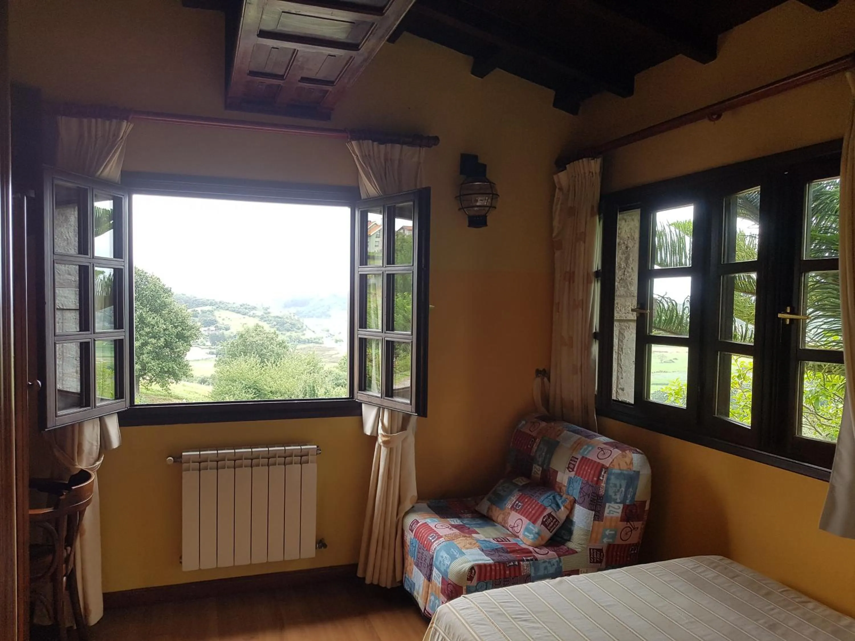 Garden view in Hotel La Curva Ribadesella PARKING