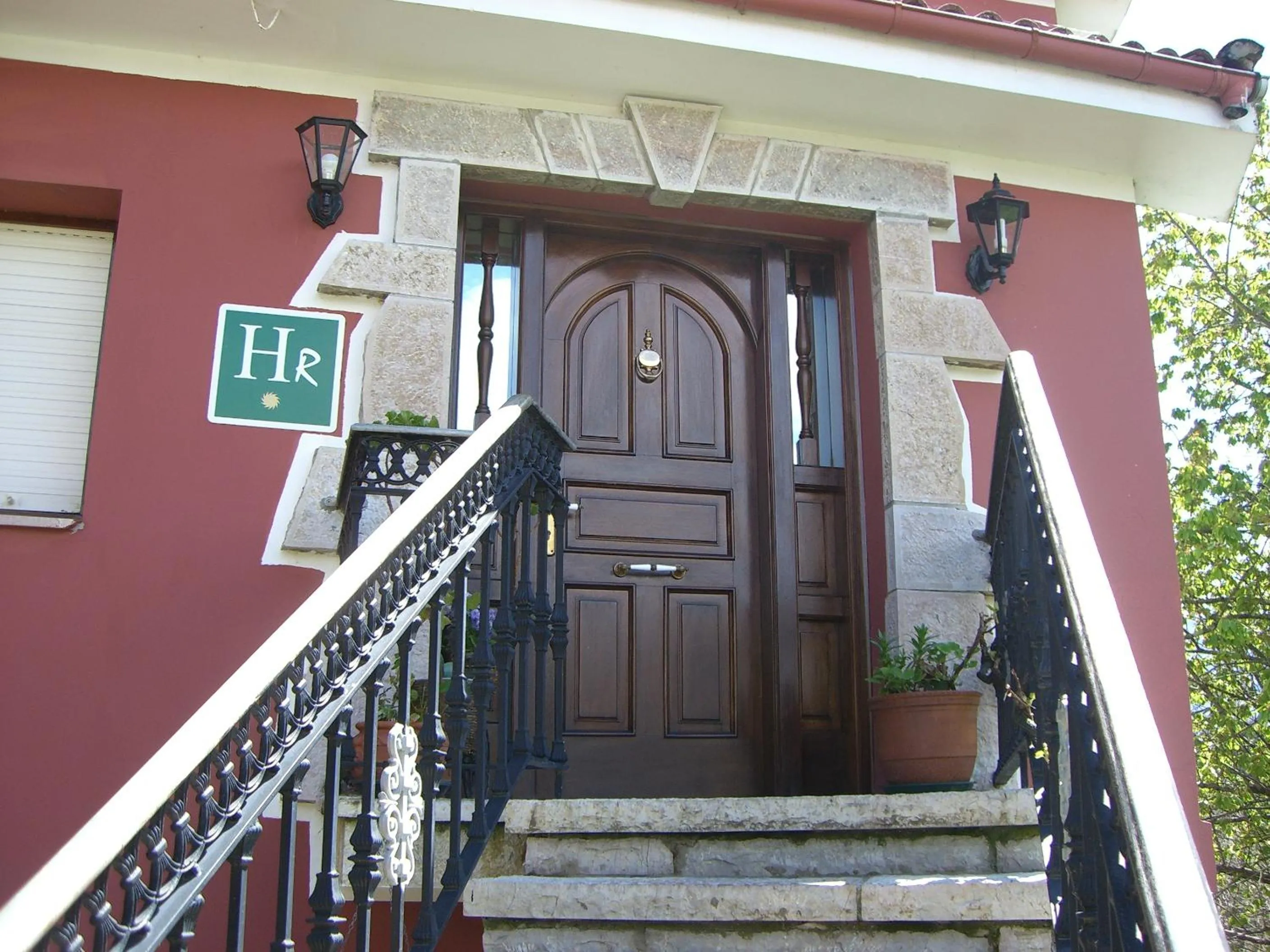 Facade/entrance in Hotel La Curva Ribadesella PARKING