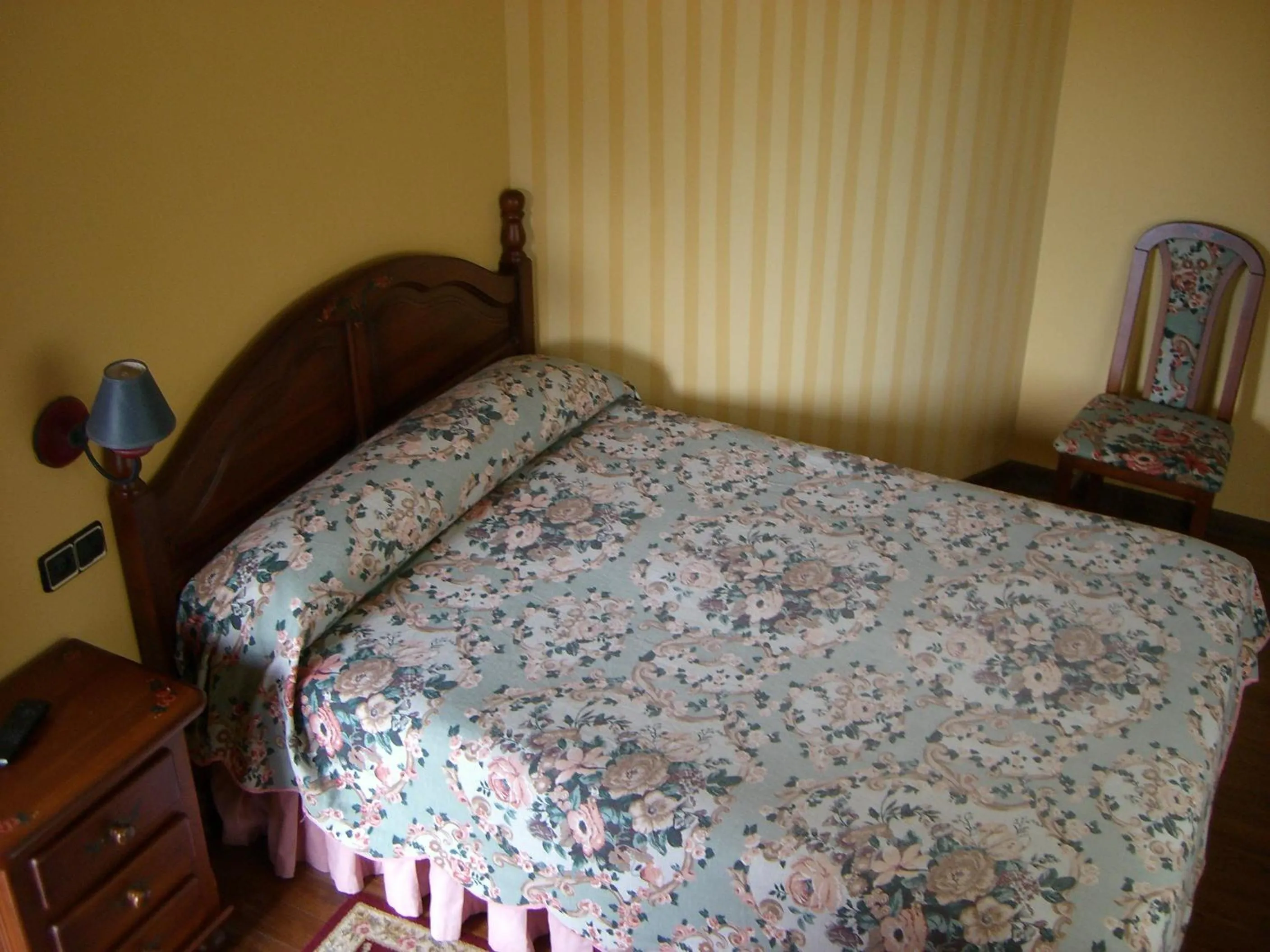 Bedroom, Bed in Hotel La Curva Ribadesella PARKING