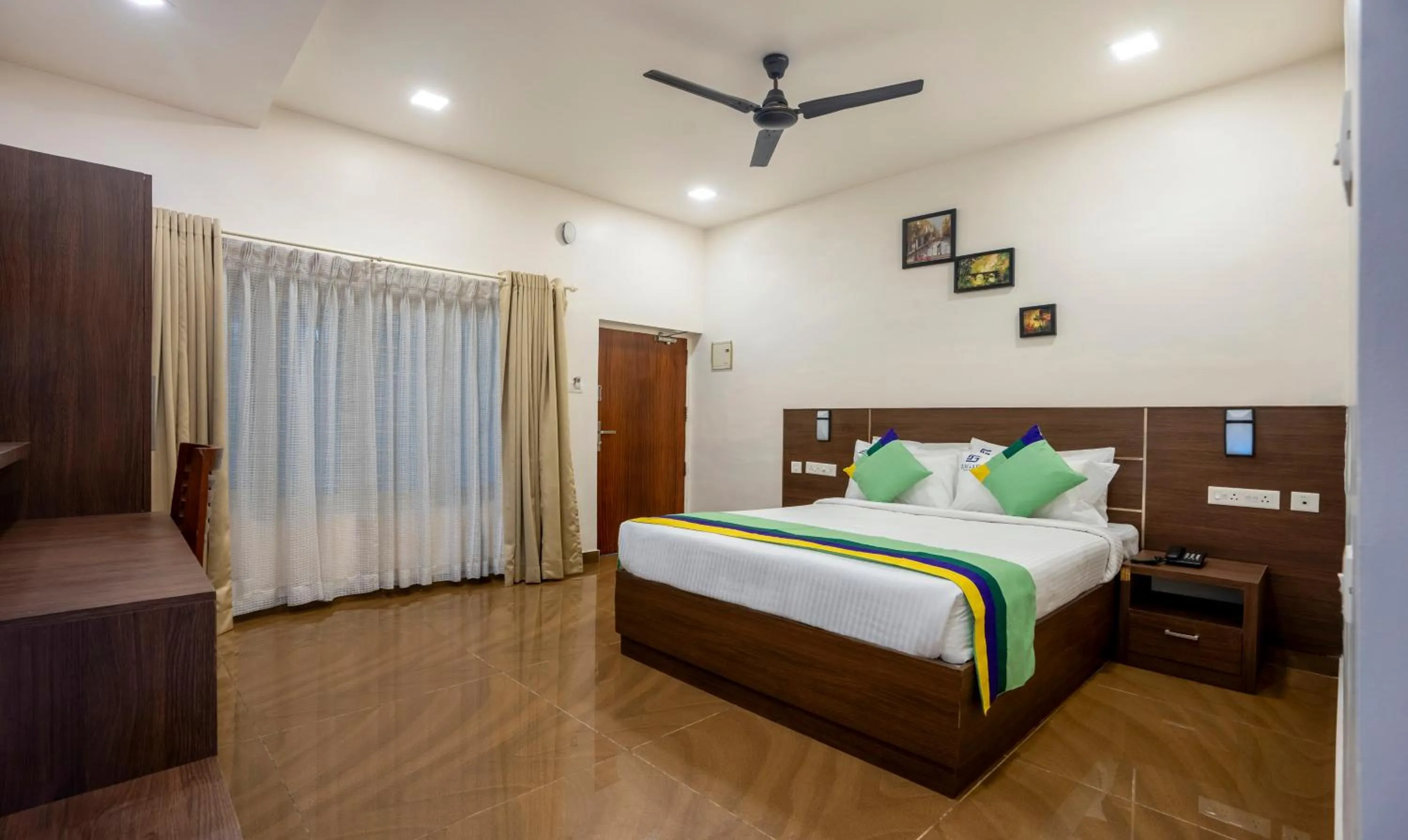 Bedroom, Bed in Treebo Seagate