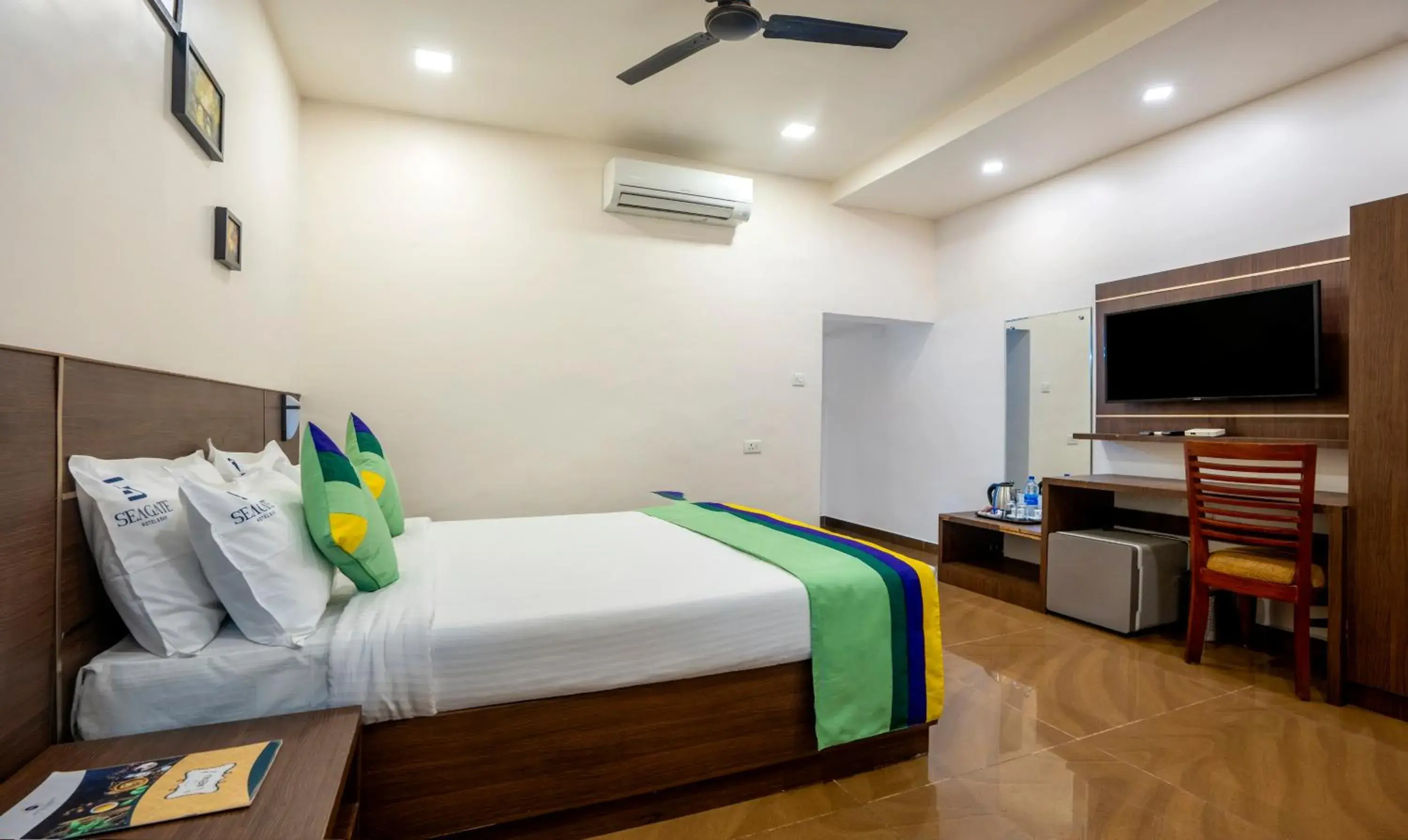 Bedroom, Bed in Treebo Seagate Bedroom, Bed in Treebo Seagate