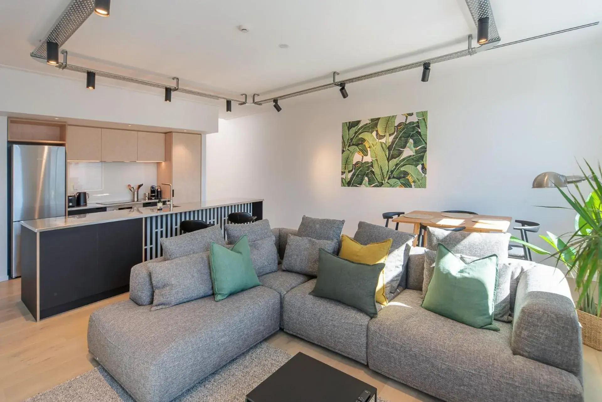 Inner City Apartment 2 - Modern, Rooftop Balcony Inner City Apartment 2 - Modern, Rooftop Balcony