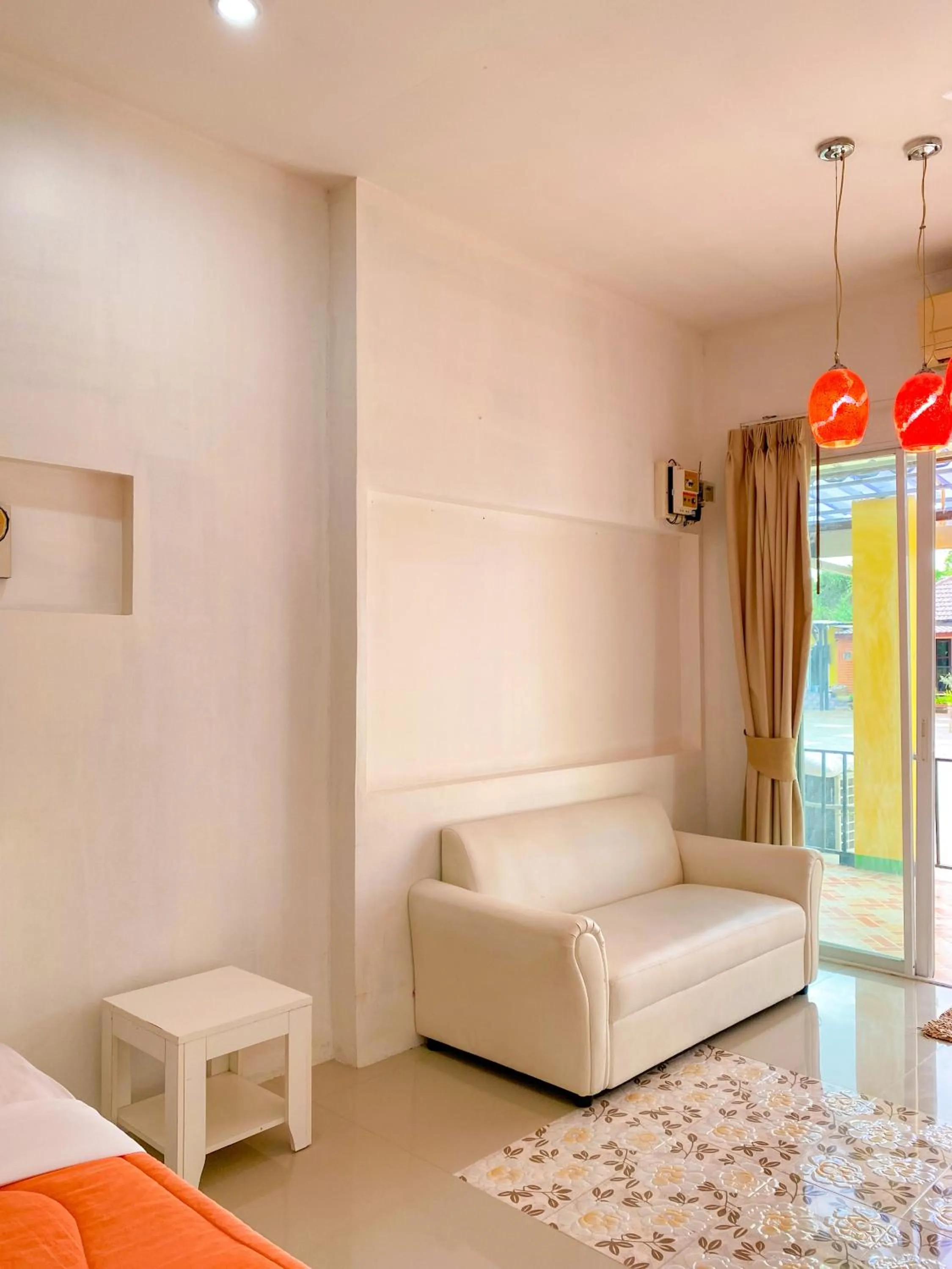 Seating area, Bed in บ้านพักสิริ มุกดาหาร (Baan Siri Mukdahan)