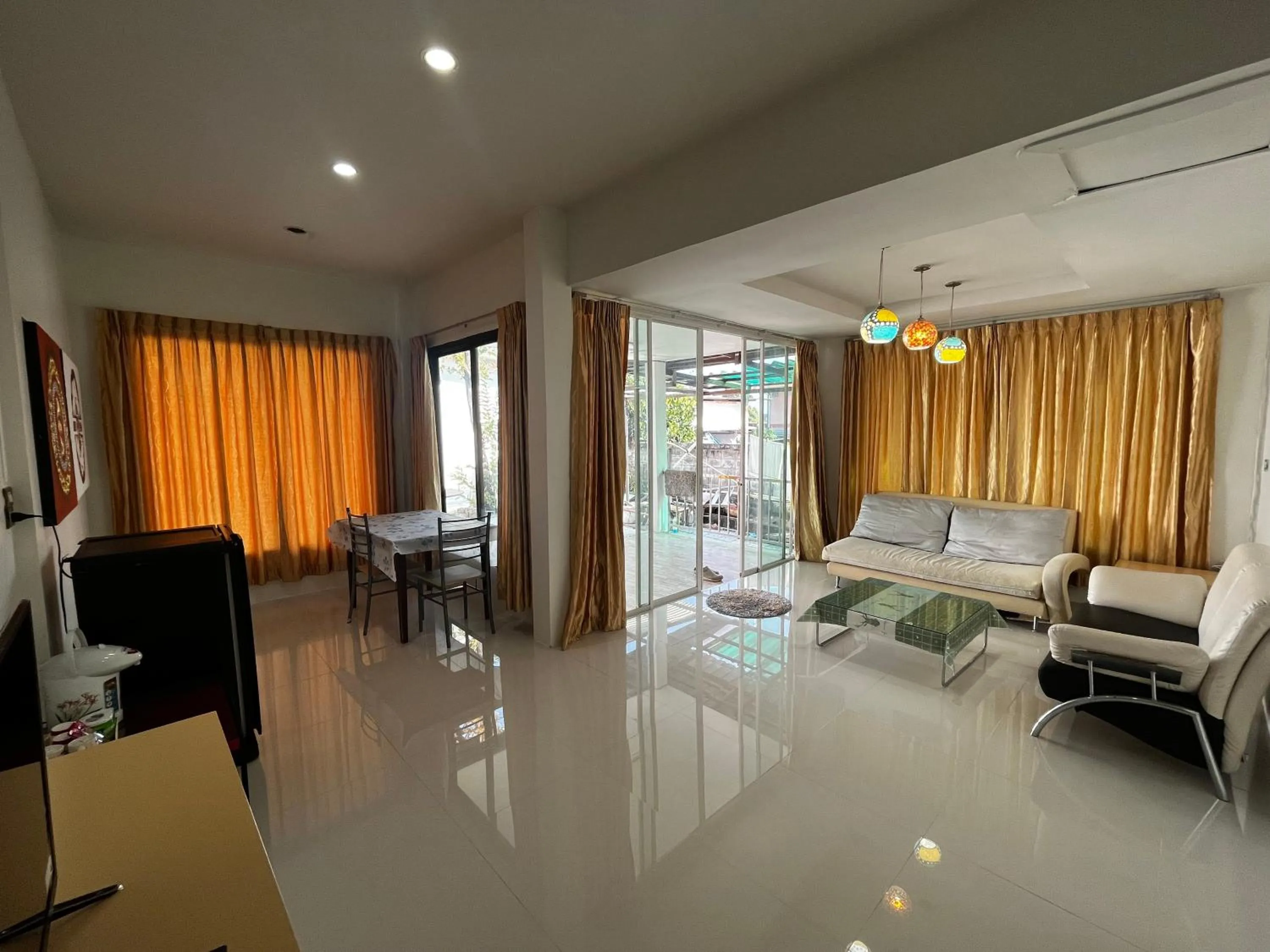 Living room, Bed in บ้านพักสิริ มุกดาหาร (Baan Siri Mukdahan)