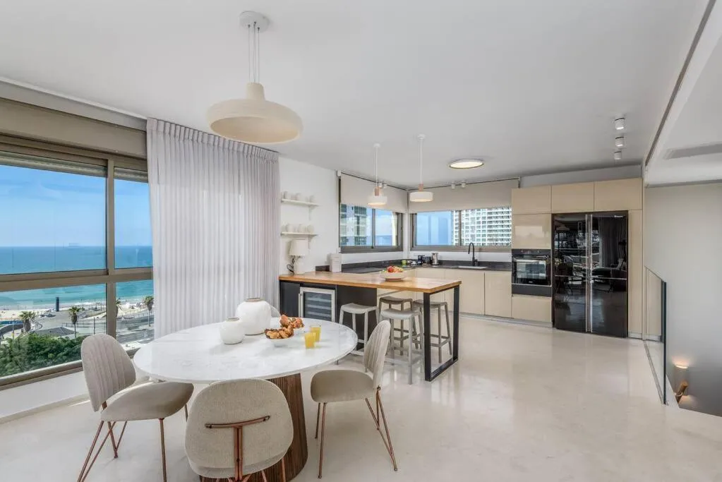 #Breathtaking 4BR/3BA Duplex Seafront
