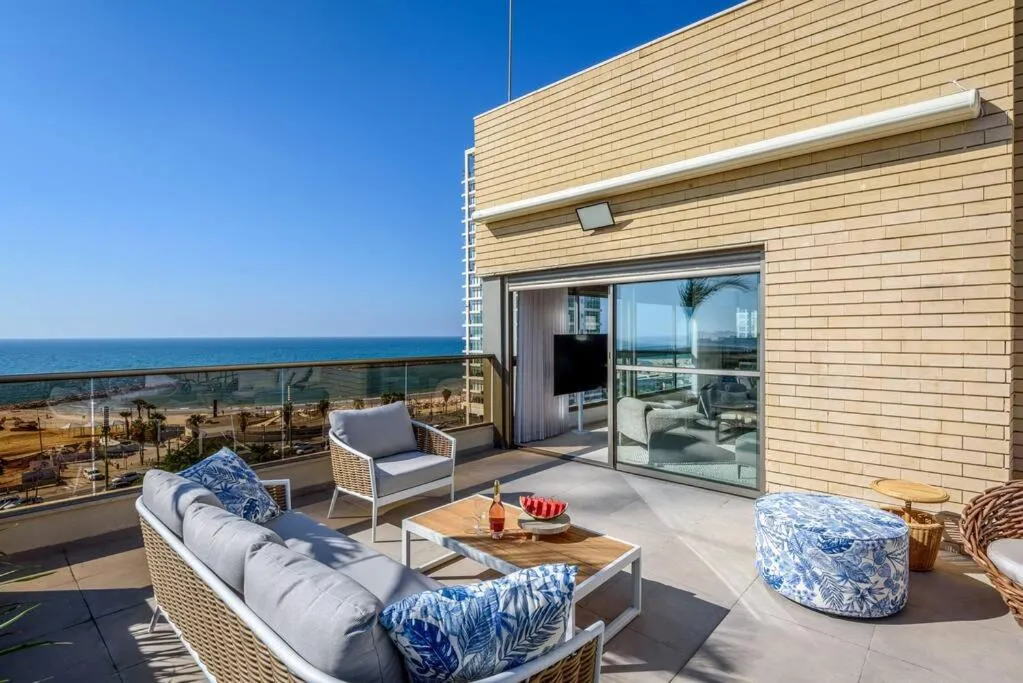 #Breathtaking 4BR/3BA Duplex Seafront