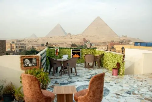 pyramids show inn