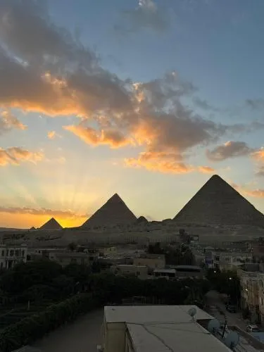 pyramids show inn