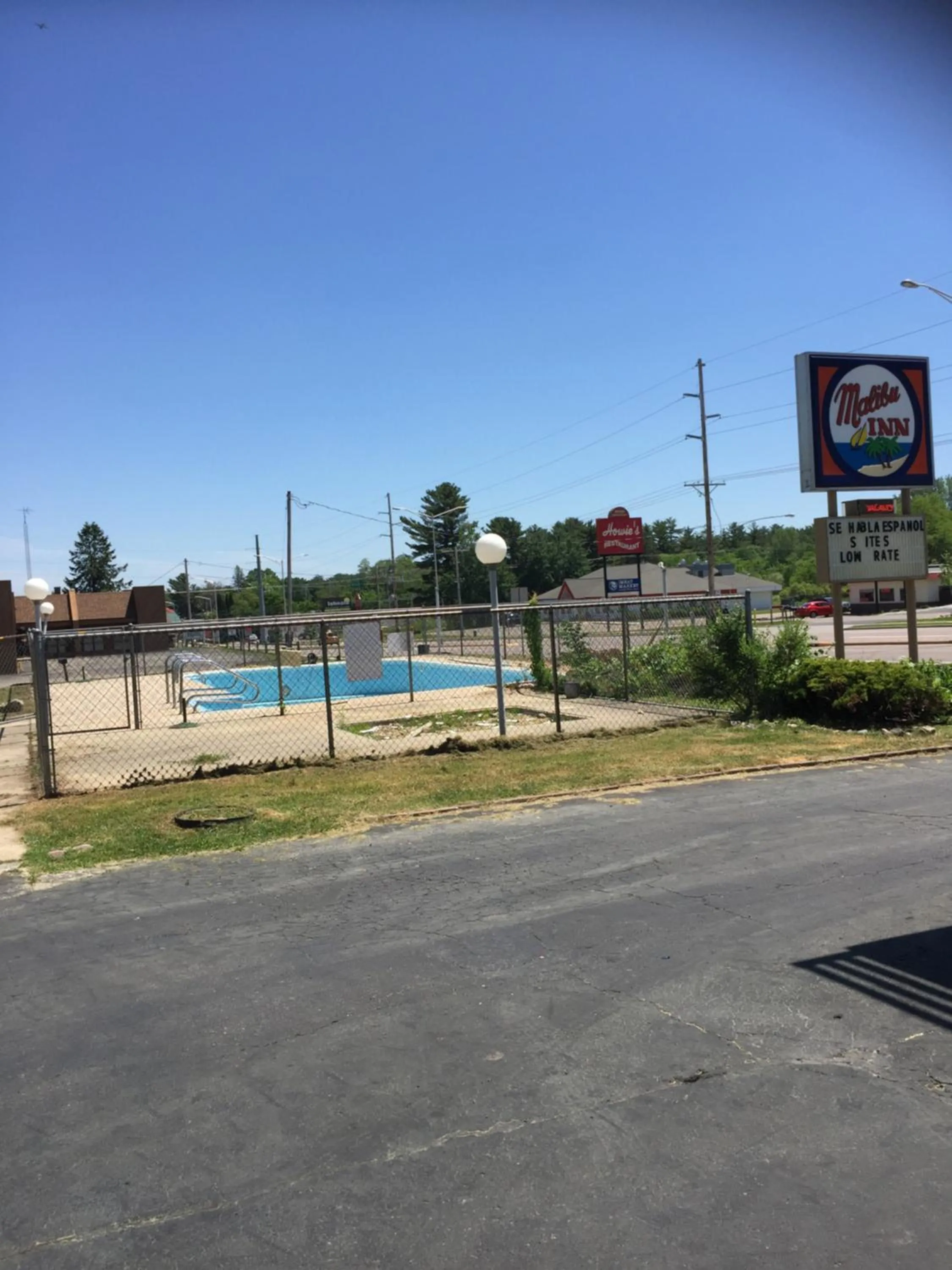 Swimming pool in Malibu Inn