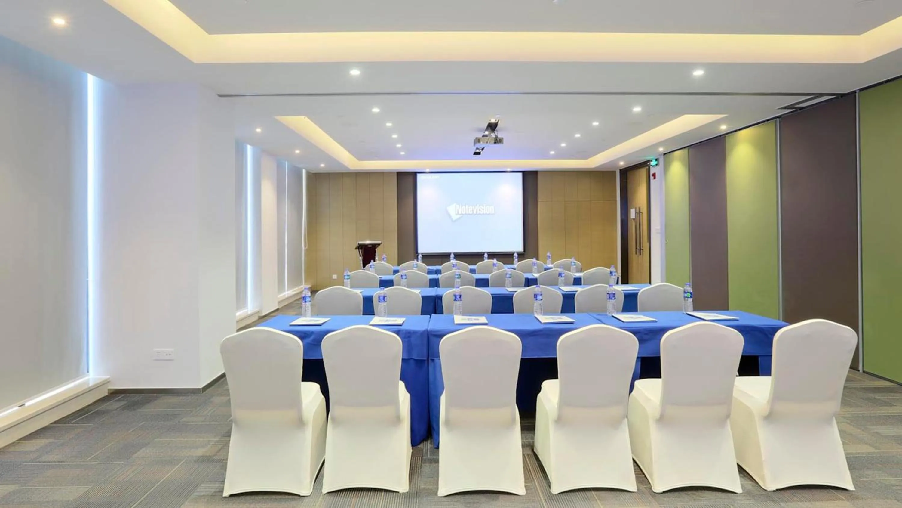 Meeting/conference room in Holiday Inn Express Shanghai Gongkang by IHG