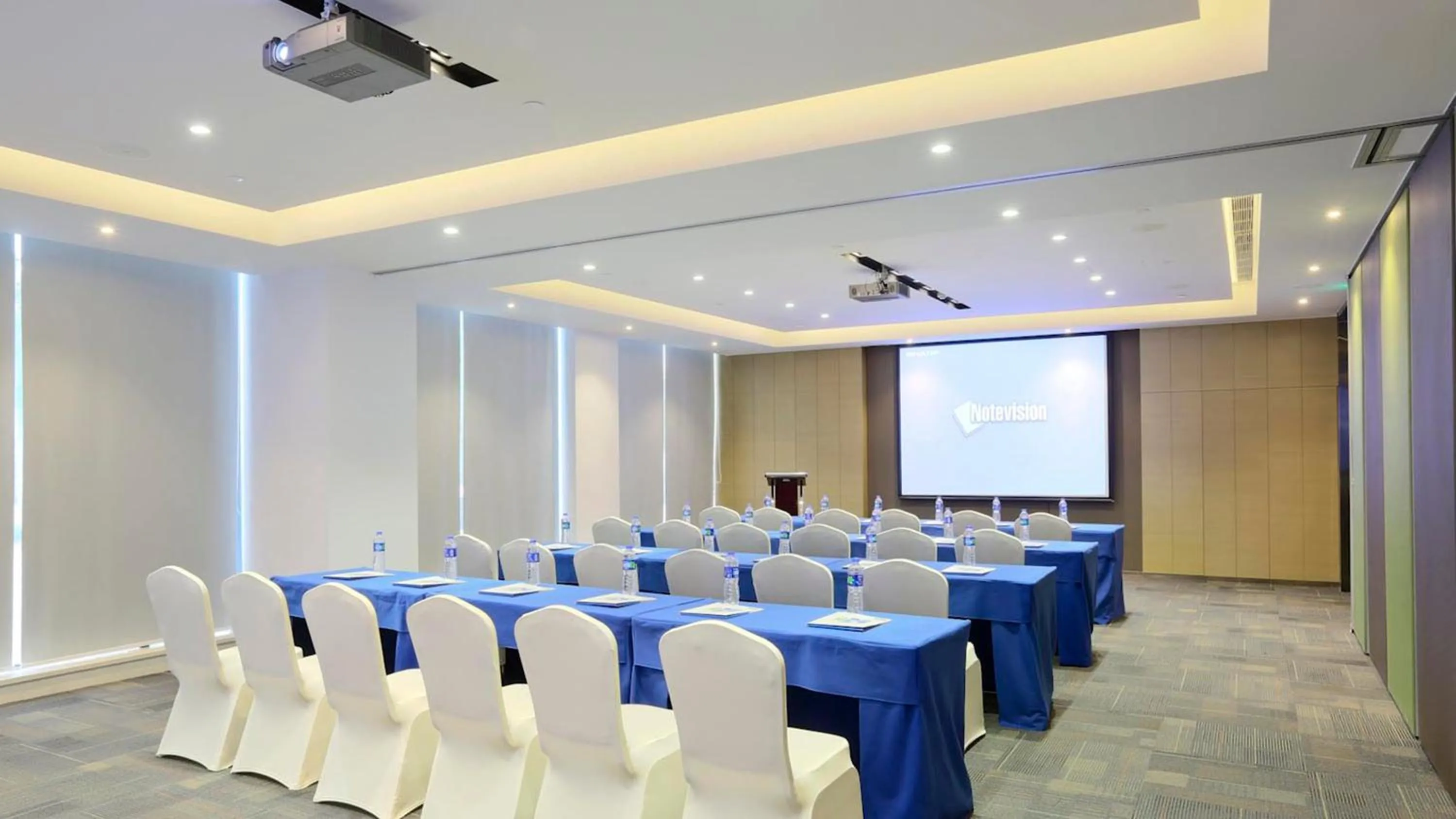 Meeting/conference room in Holiday Inn Express Shanghai Gongkang by IHG