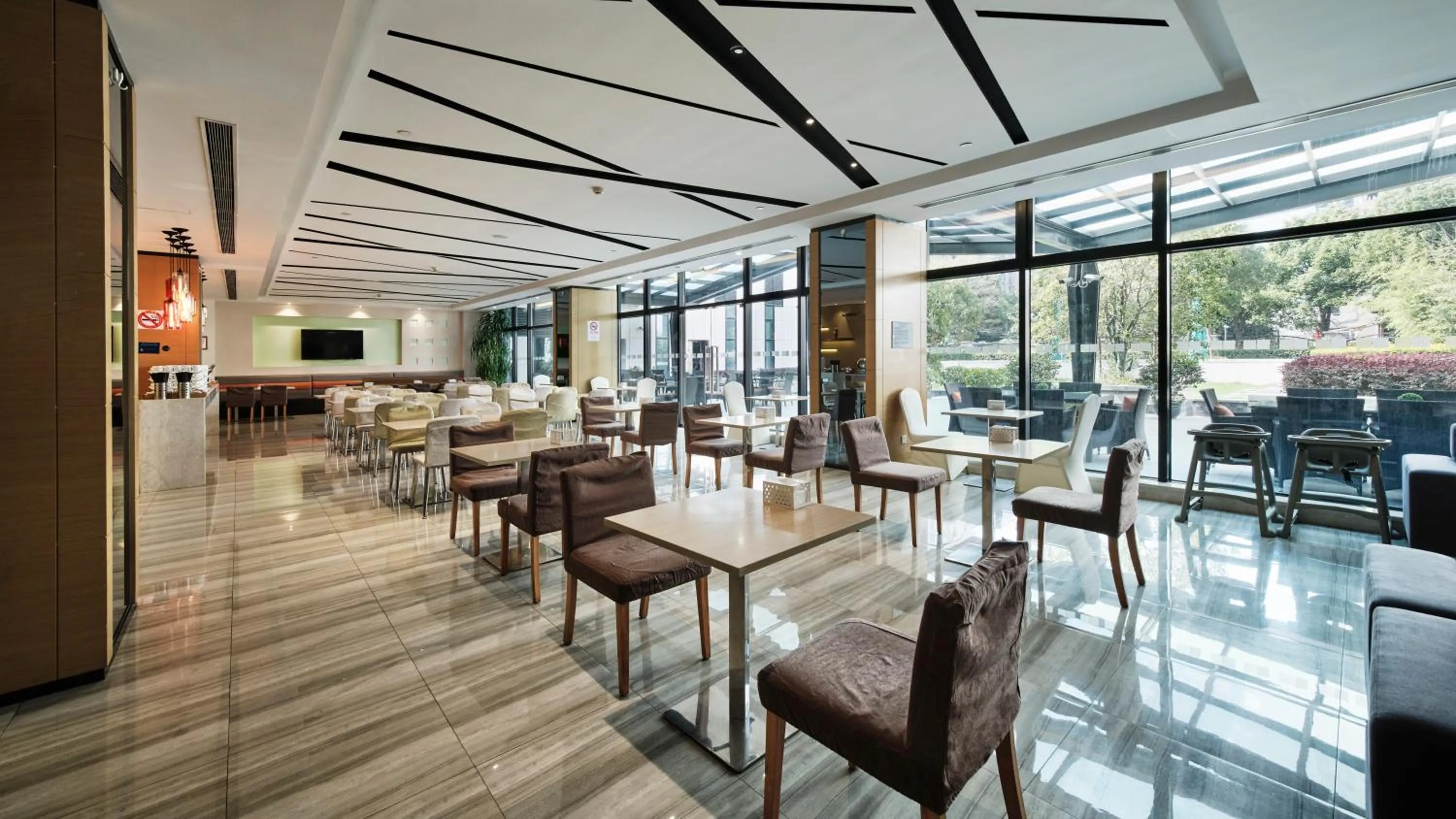 Restaurant/places to eat in Holiday Inn Express Shanghai Gongkang by IHG