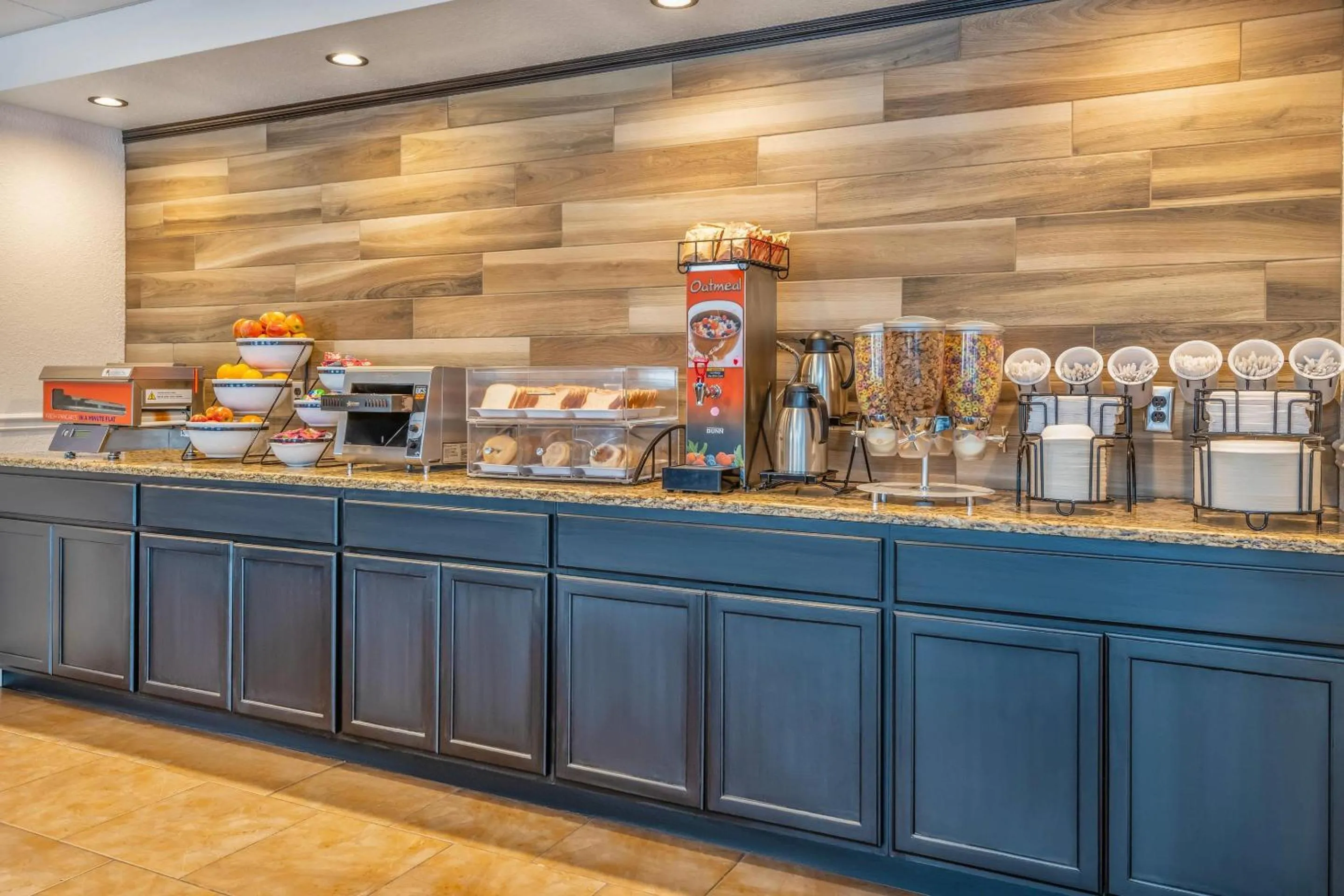 Breakfast in Comfort Inn & Suites Thousand Islands Harbour District