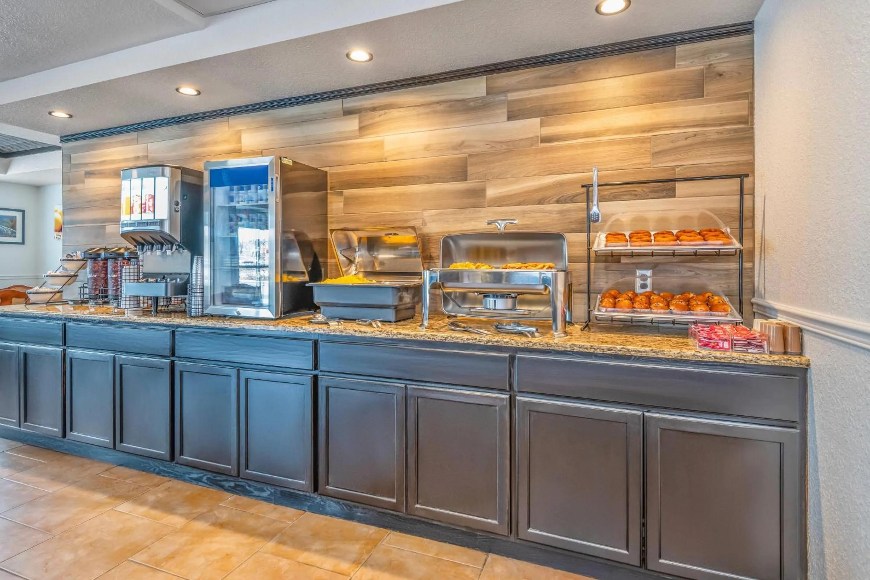 Breakfast in Comfort Inn & Suites Thousand Islands Harbour District