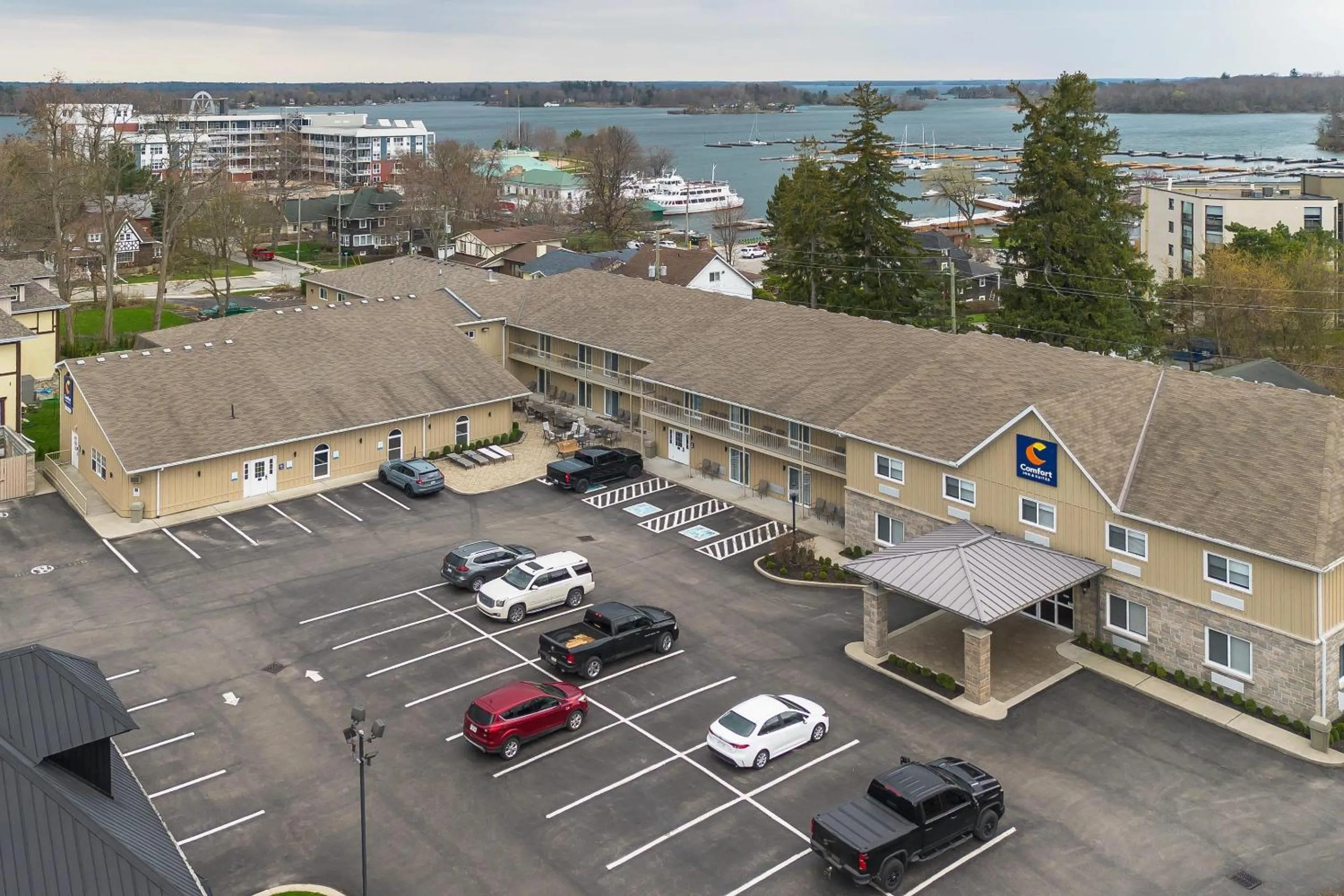 Property building in Comfort Inn & Suites Thousand Islands Harbour District