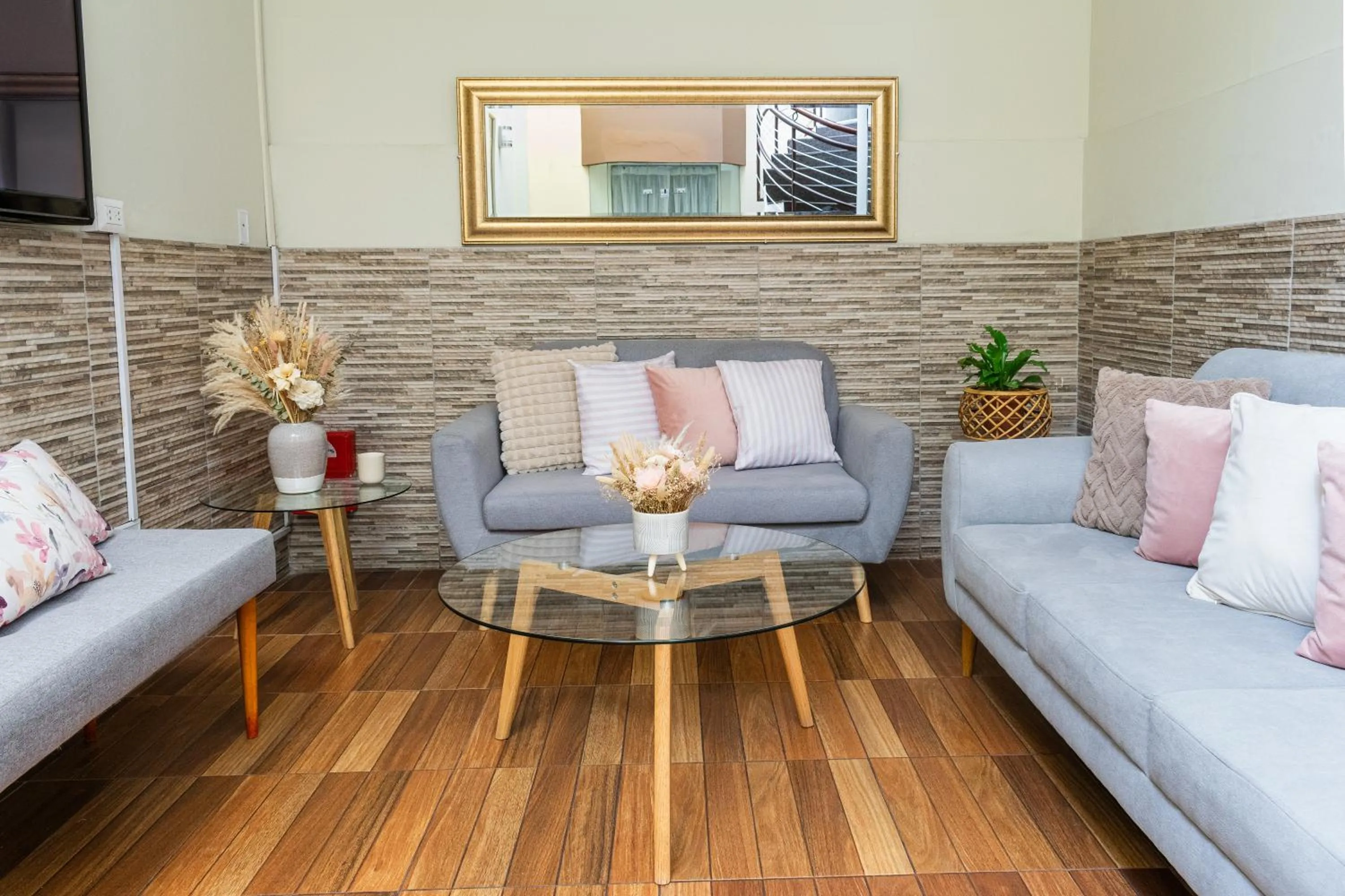 Communal lounge/ TV room in El puente Hotel Boutique