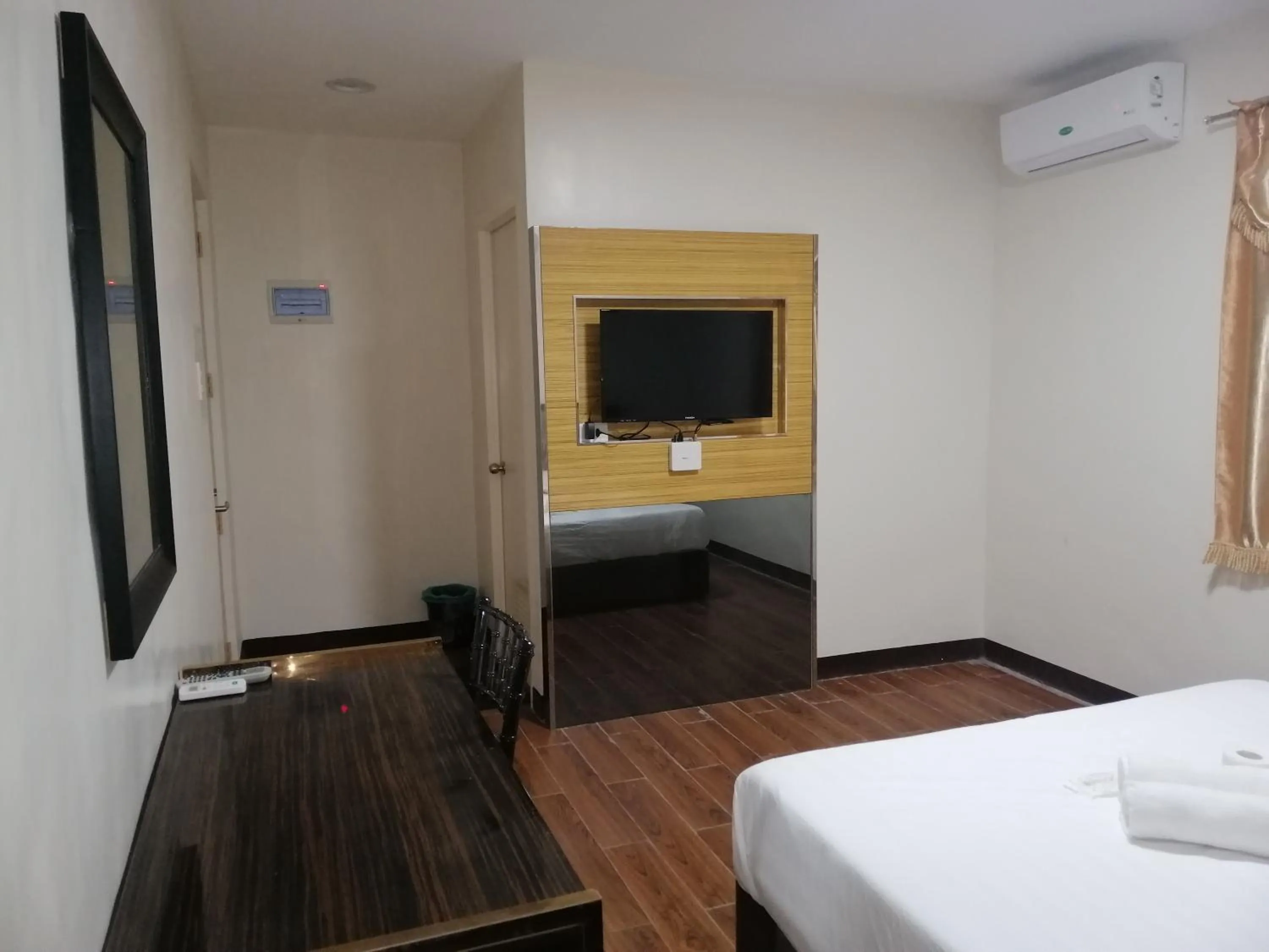 TV and multimedia, Bed in Meaco Royal Hotel - Biñan Laguna