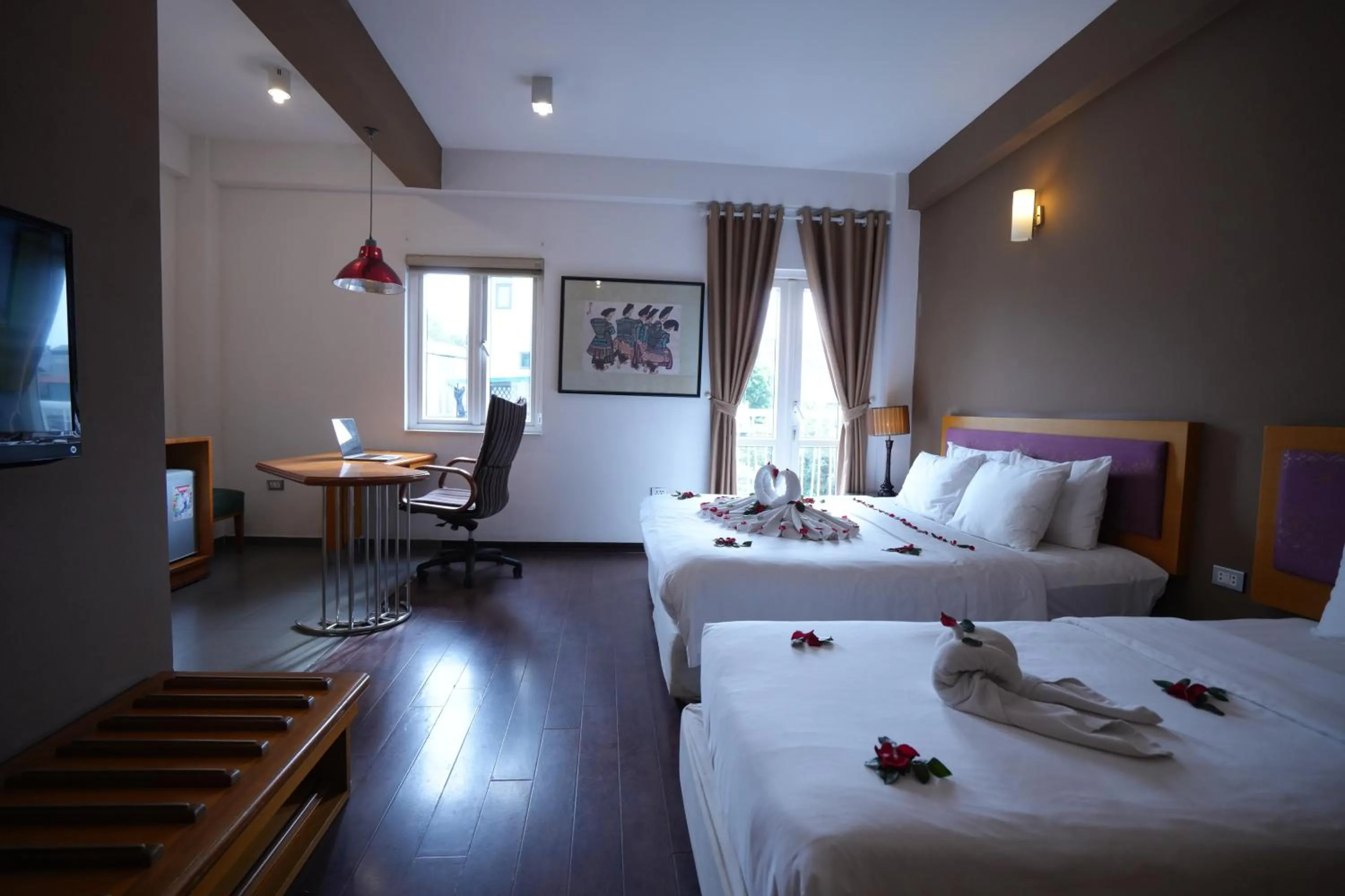 Bed in Golden Sunshine Villa Hotel and Travel