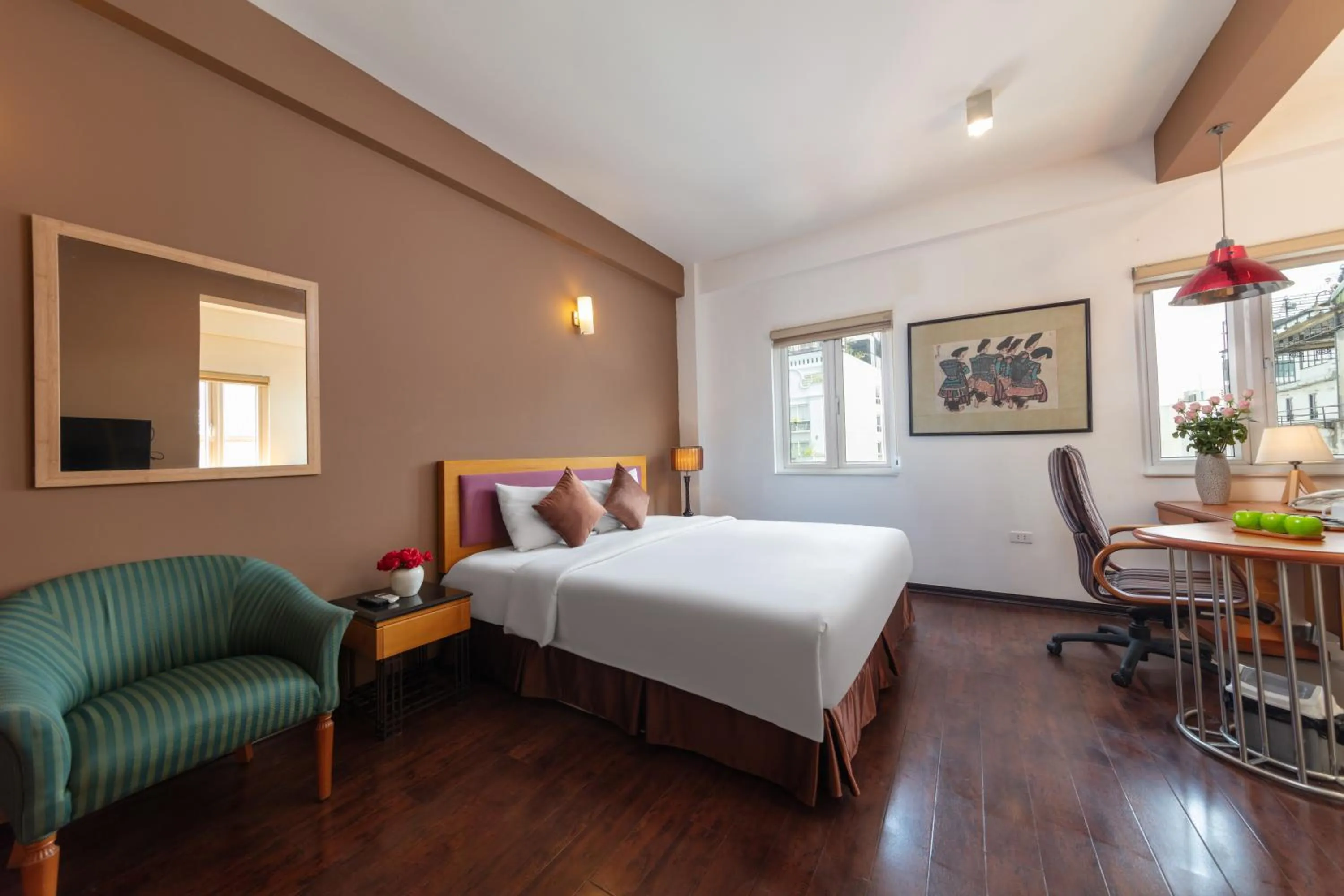 Photo of the whole room, Bed in Golden Sunshine Villa Hotel and Travel